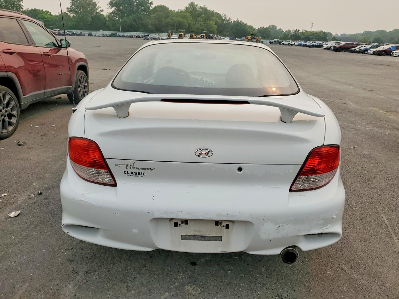 2000 Hyundai Tiburon Base White vin: KMHJG25F9YU217491