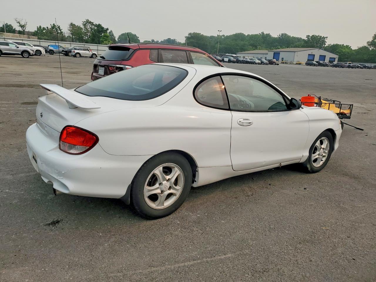 2000 Hyundai Tiburon Base White vin: KMHJG25F9YU217491