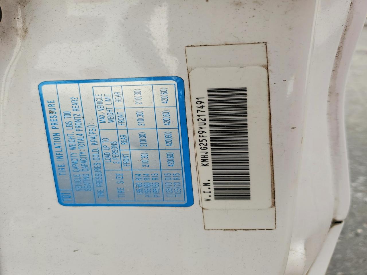 2000 Hyundai Tiburon Base White vin: KMHJG25F9YU217491