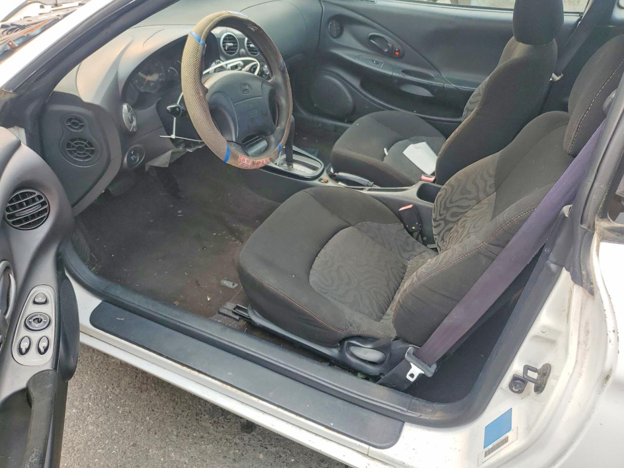 2000 Hyundai Tiburon Base White vin: KMHJG25F9YU217491