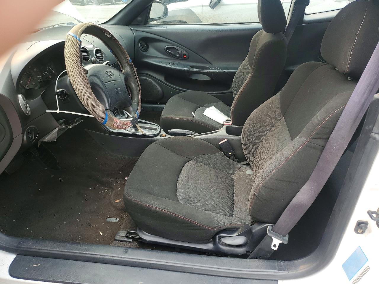 2000 Hyundai Tiburon Base White vin: KMHJG25F9YU217491