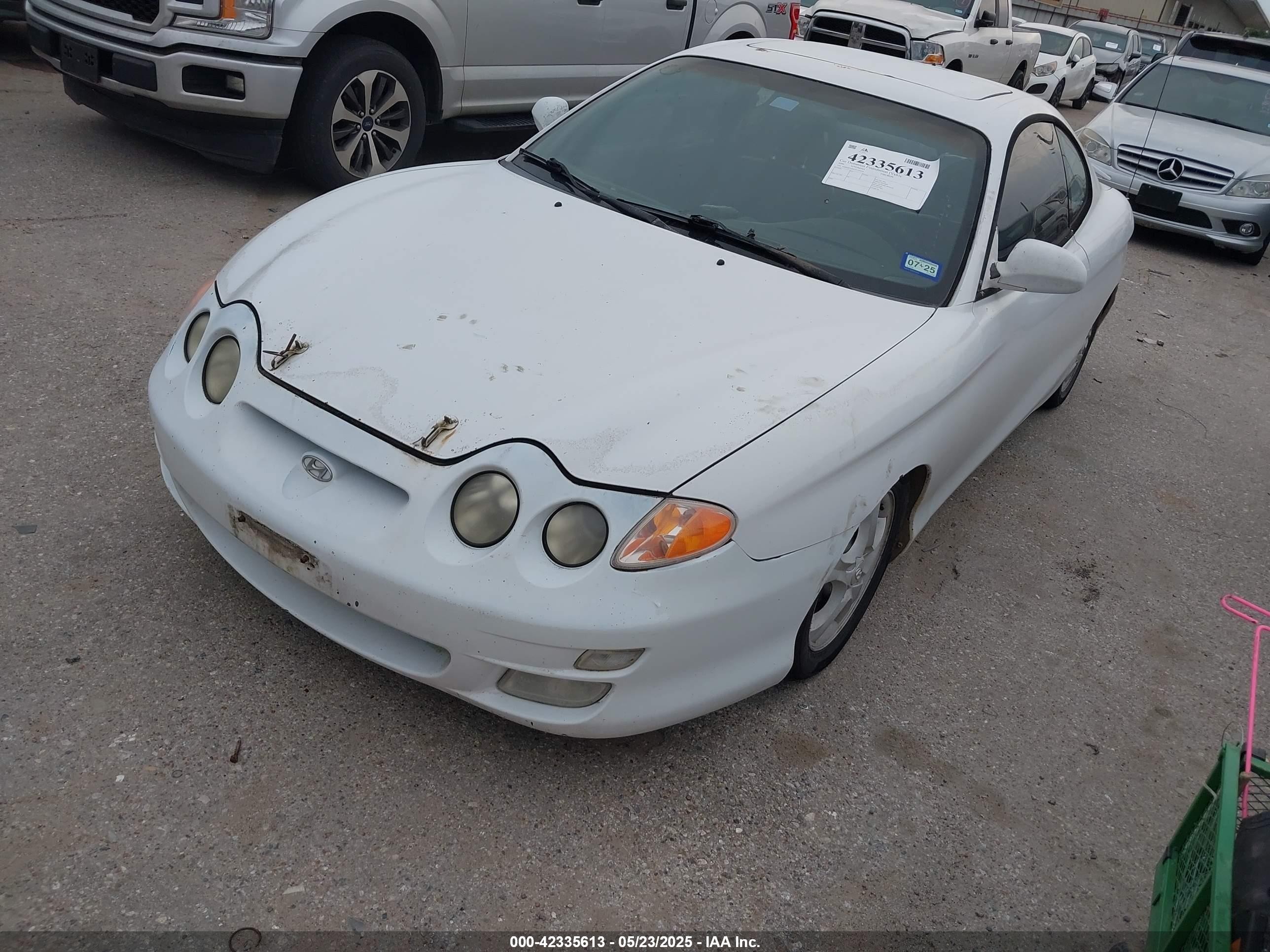 2000 Hyundai Tiburon Base Pkg 1, 2   5/base Pkg 3   4 White vin: KMHJG35F6YU167638