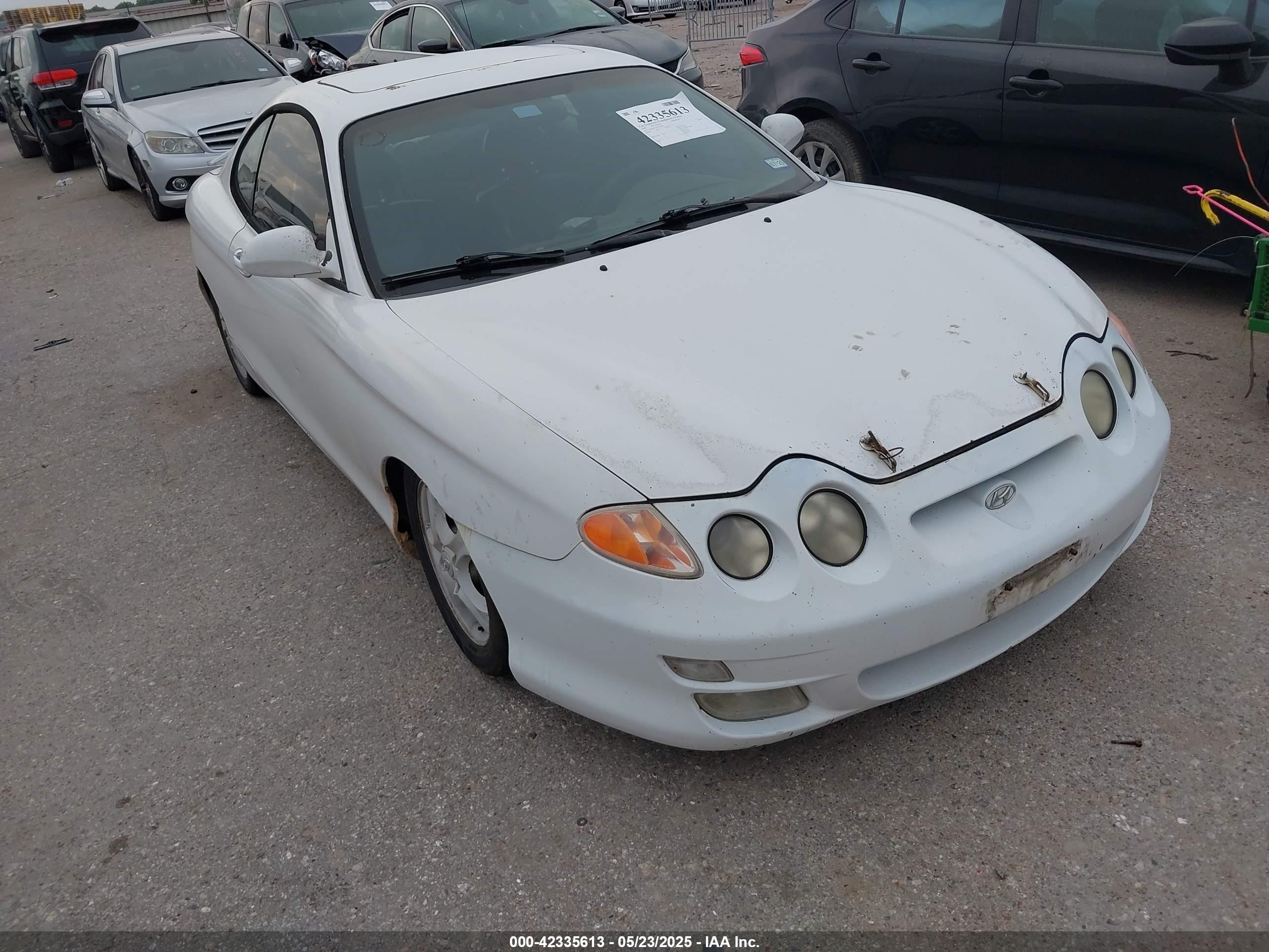 2000 Hyundai Tiburon Base Pkg 1, 2   5/base Pkg 3   4 White vin: KMHJG35F6YU167638