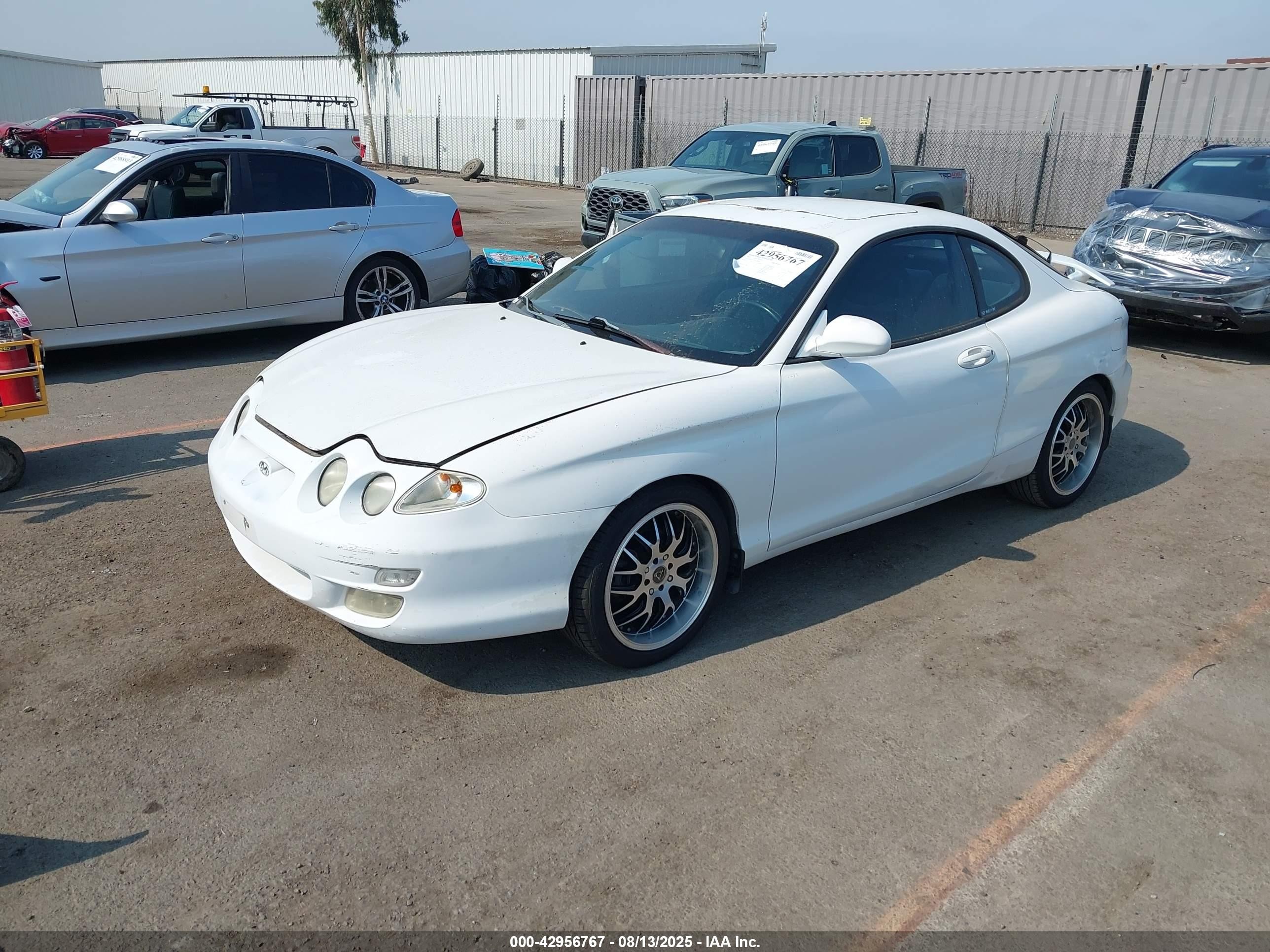 2000 Hyundai Tiburon Base Pkg 1, 2   5/base Pkg 3   4 White vin: KMHJG35F6YU202467