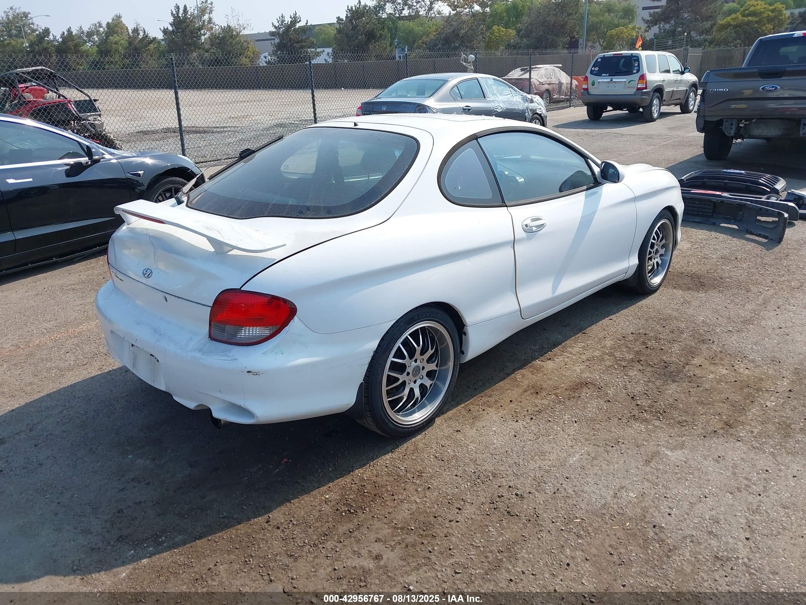 2000 Hyundai Tiburon Base Pkg 1, 2   5/base Pkg 3   4 White vin: KMHJG35F6YU202467