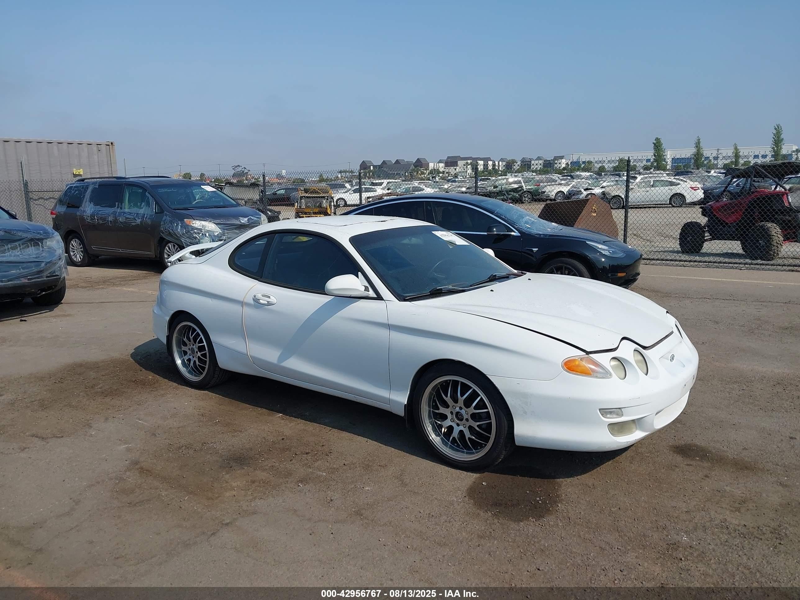 2000 Hyundai Tiburon Base Pkg 1, 2   5/base Pkg 3   4 White vin: KMHJG35F6YU202467