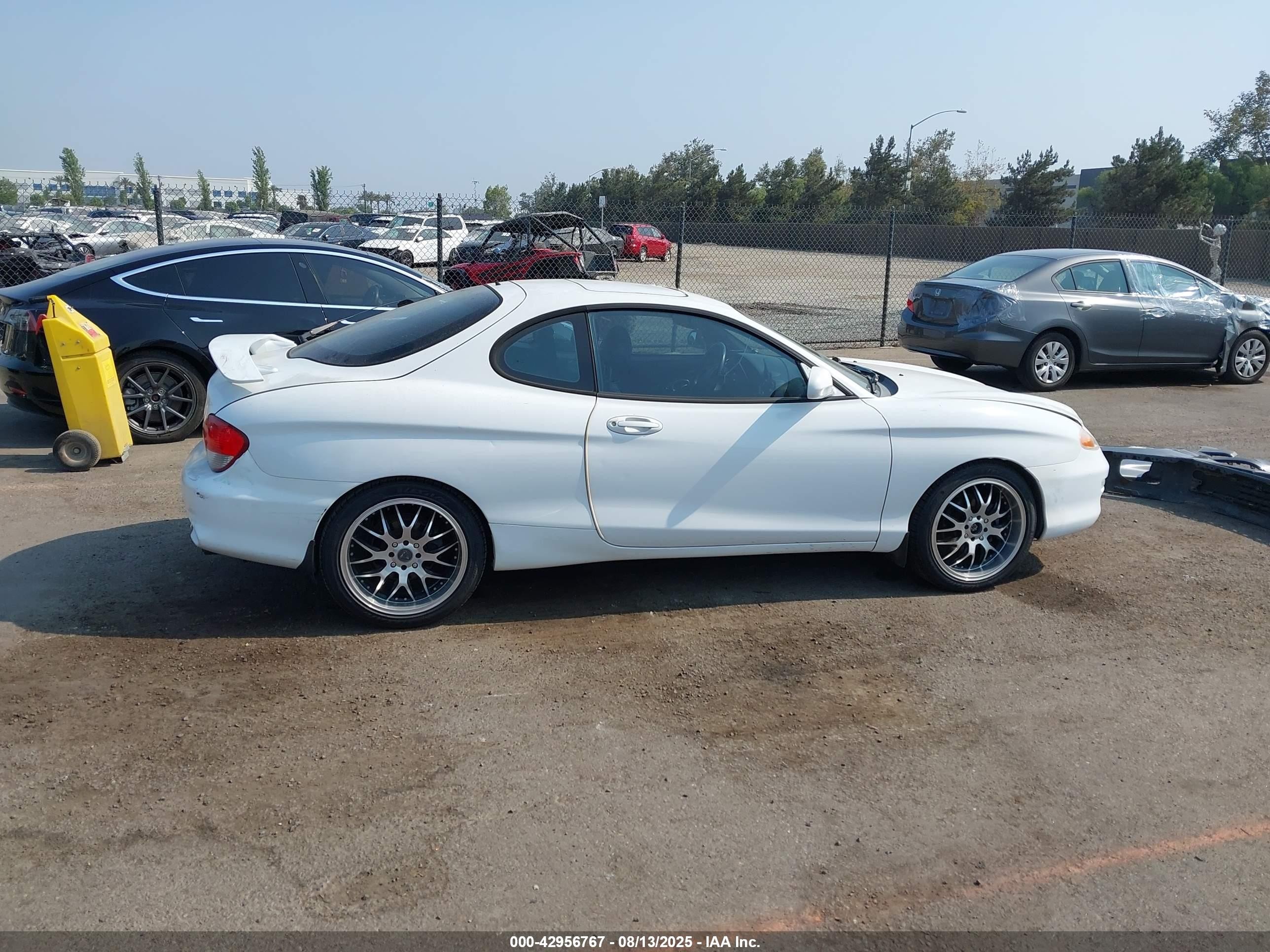 2000 Hyundai Tiburon Base Pkg 1, 2   5/base Pkg 3   4 White vin: KMHJG35F6YU202467
