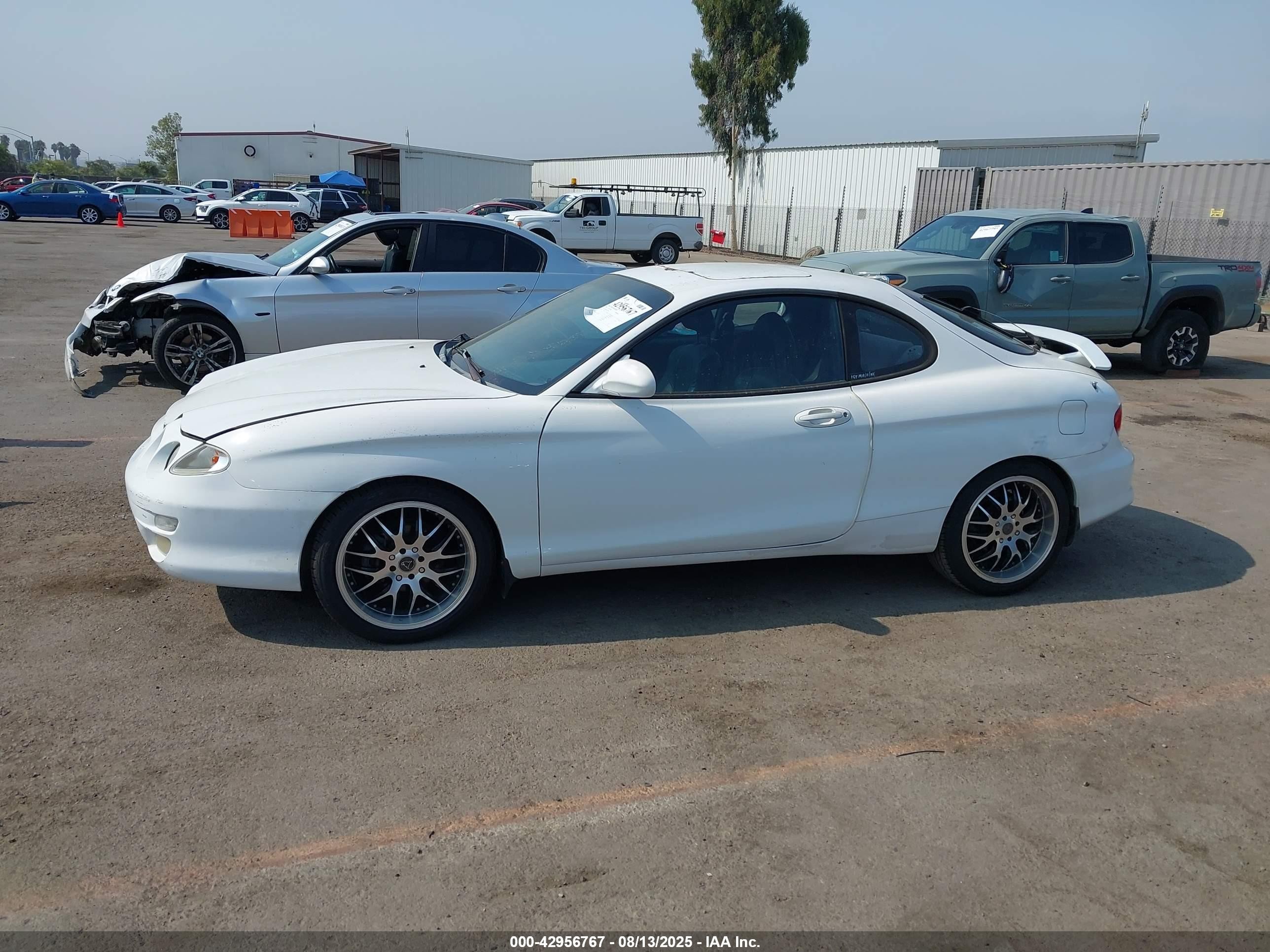 2000 Hyundai Tiburon Base Pkg 1, 2   5/base Pkg 3   4 White vin: KMHJG35F6YU202467