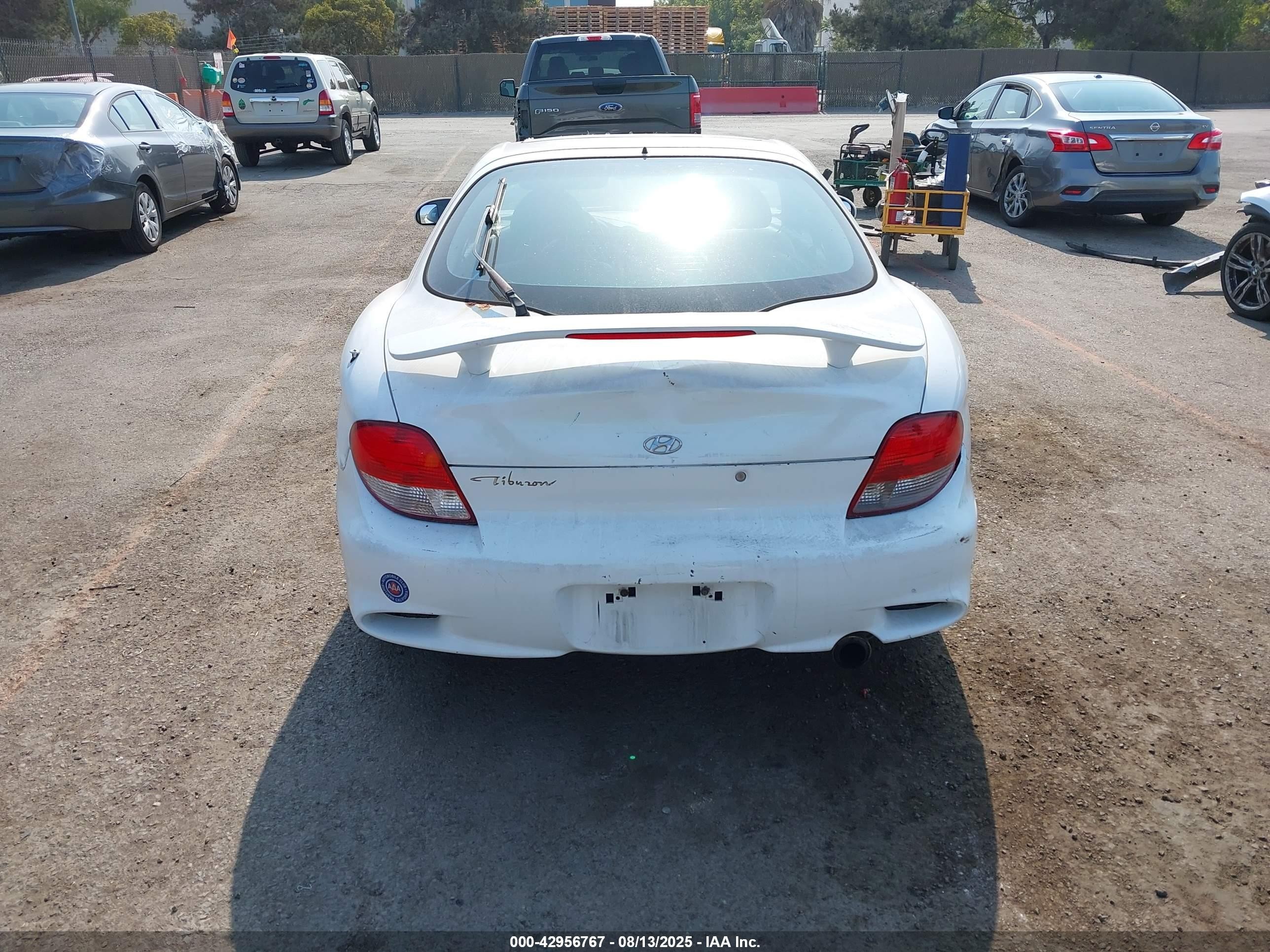 2000 Hyundai Tiburon Base Pkg 1, 2   5/base Pkg 3   4 White vin: KMHJG35F6YU202467