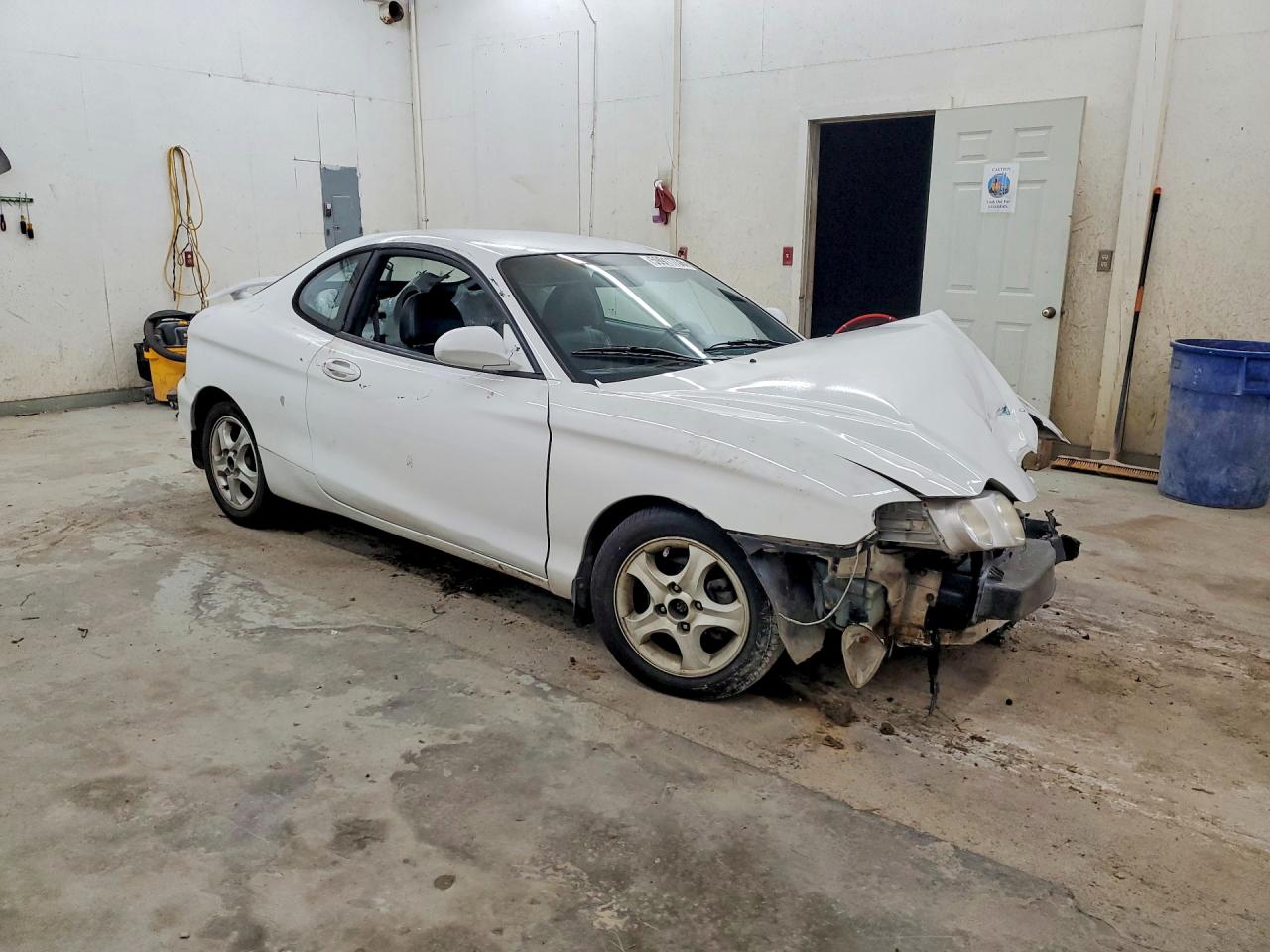 2001 Hyundai Tiburon Base White vin: KMHJG35FX1U228785