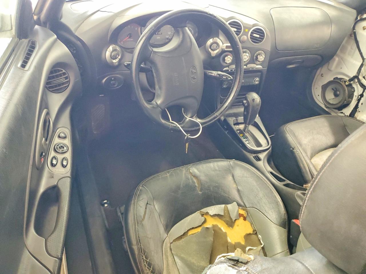 2001 Hyundai Tiburon Base White vin: KMHJG35FX1U228785