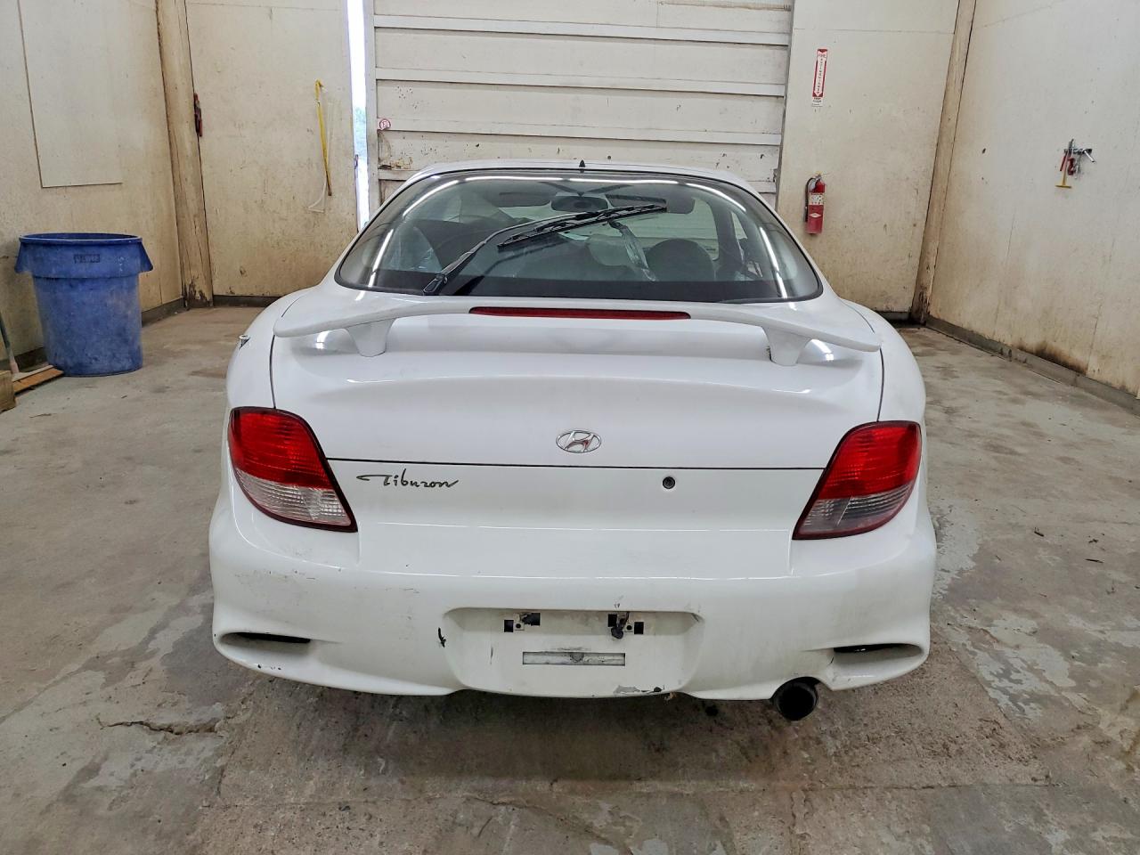 2001 Hyundai Tiburon Base White vin: KMHJG35FX1U228785