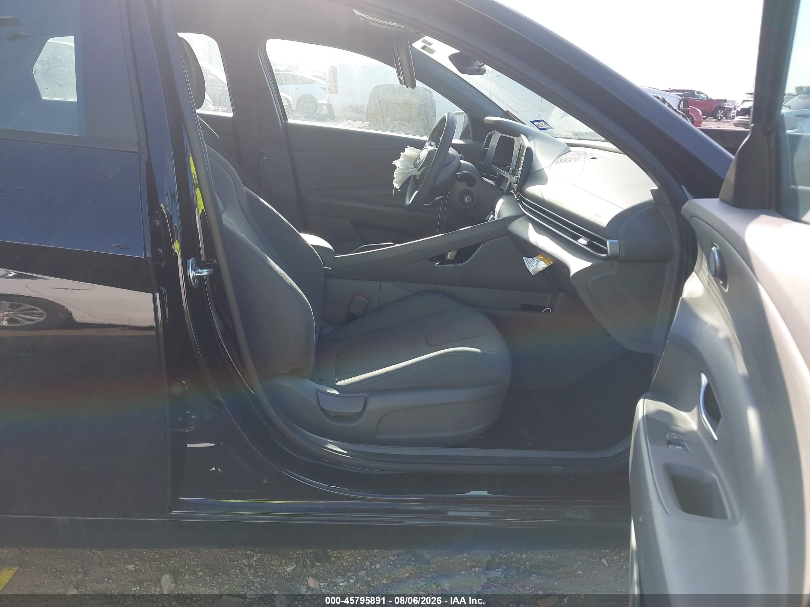 2025 Hyundai Elantra Se Black vin: KMHLL4DG0SU856893
