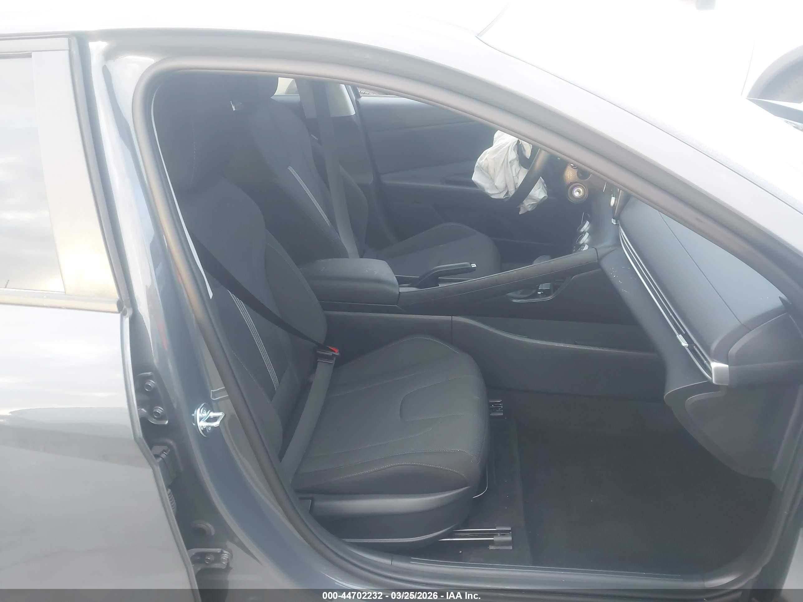2026 Hyundai Elantra Se Blue vin: KMHLL4DG1TU149478