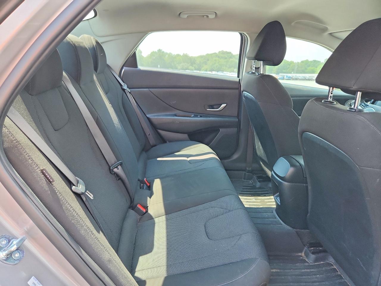 2025 Hyundai Elantra Se Silver vin: KMHLL4DGXSU049720