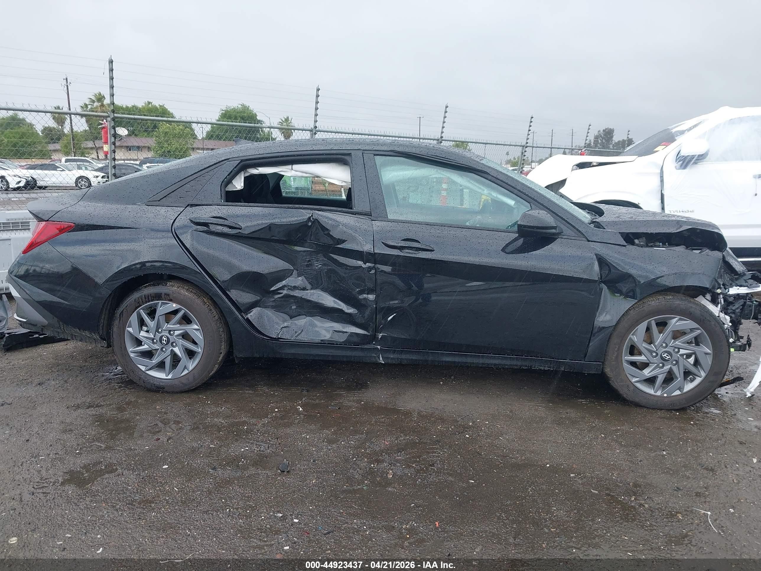 2026 Hyundai Elantra Hybrid Blue Black vin: KMHLM4DJ2TU198164