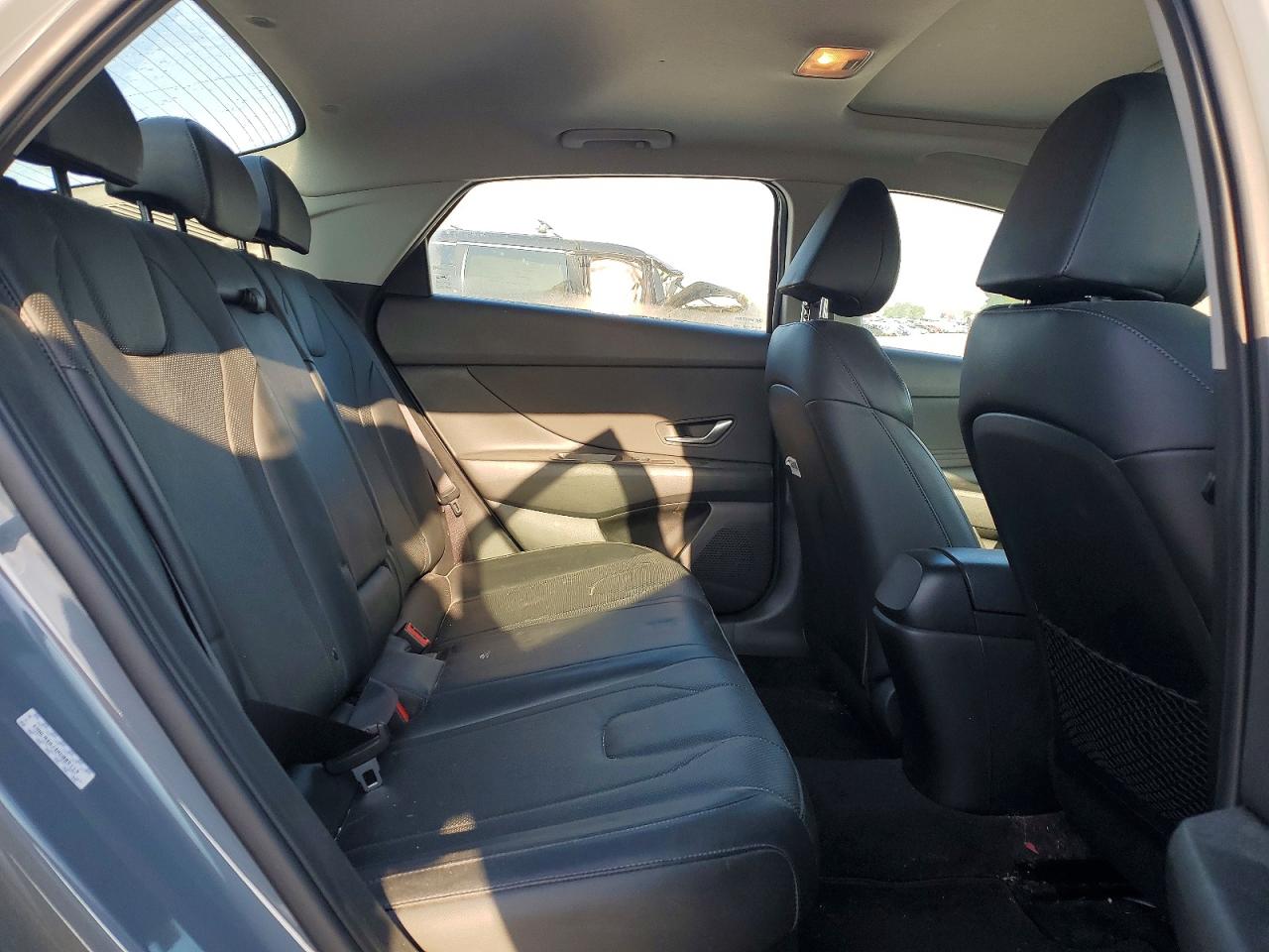 2021 Hyundai Elantra Limited Silver vin: KMHLN4AJ4MU005113