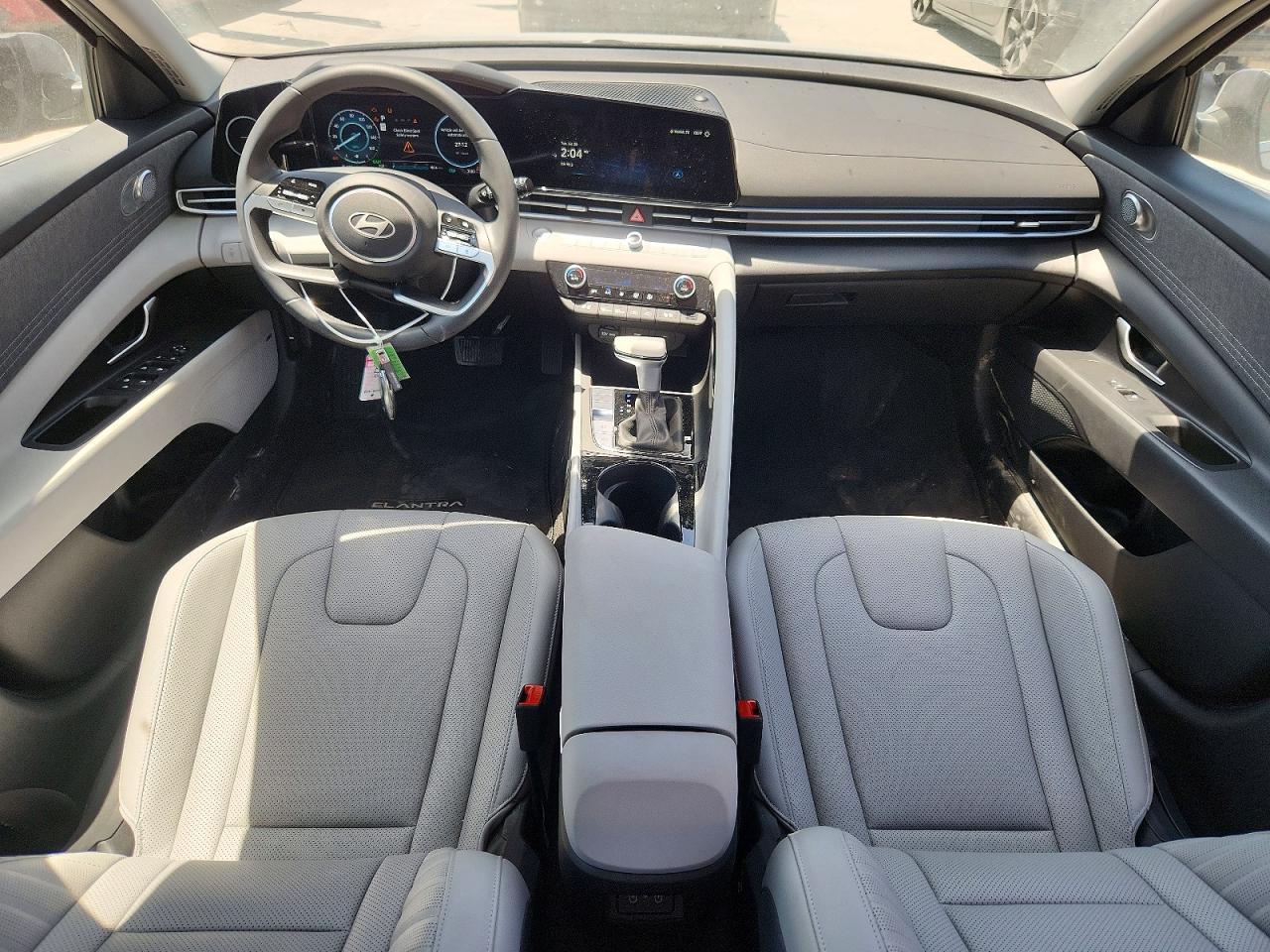 2026 Hyundai Elantra Limited Silver vin: KMHLN4DJ4TU195098
