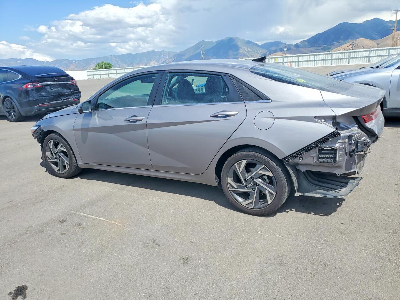 2024 Hyundai Elantra Limited Silver vin: KMHLP4DG2RU795724