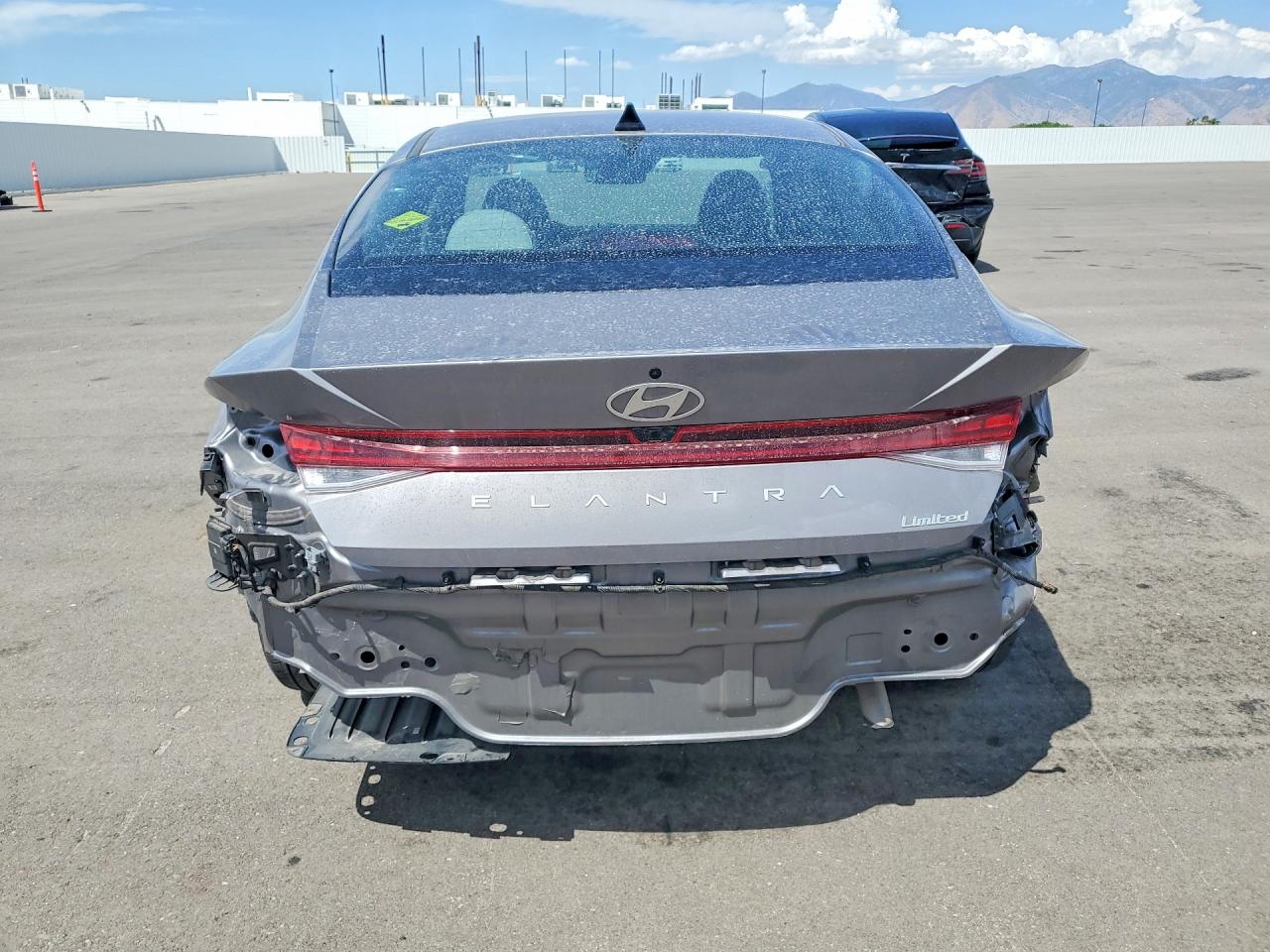 2024 Hyundai Elantra Limited Silver vin: KMHLP4DG2RU795724