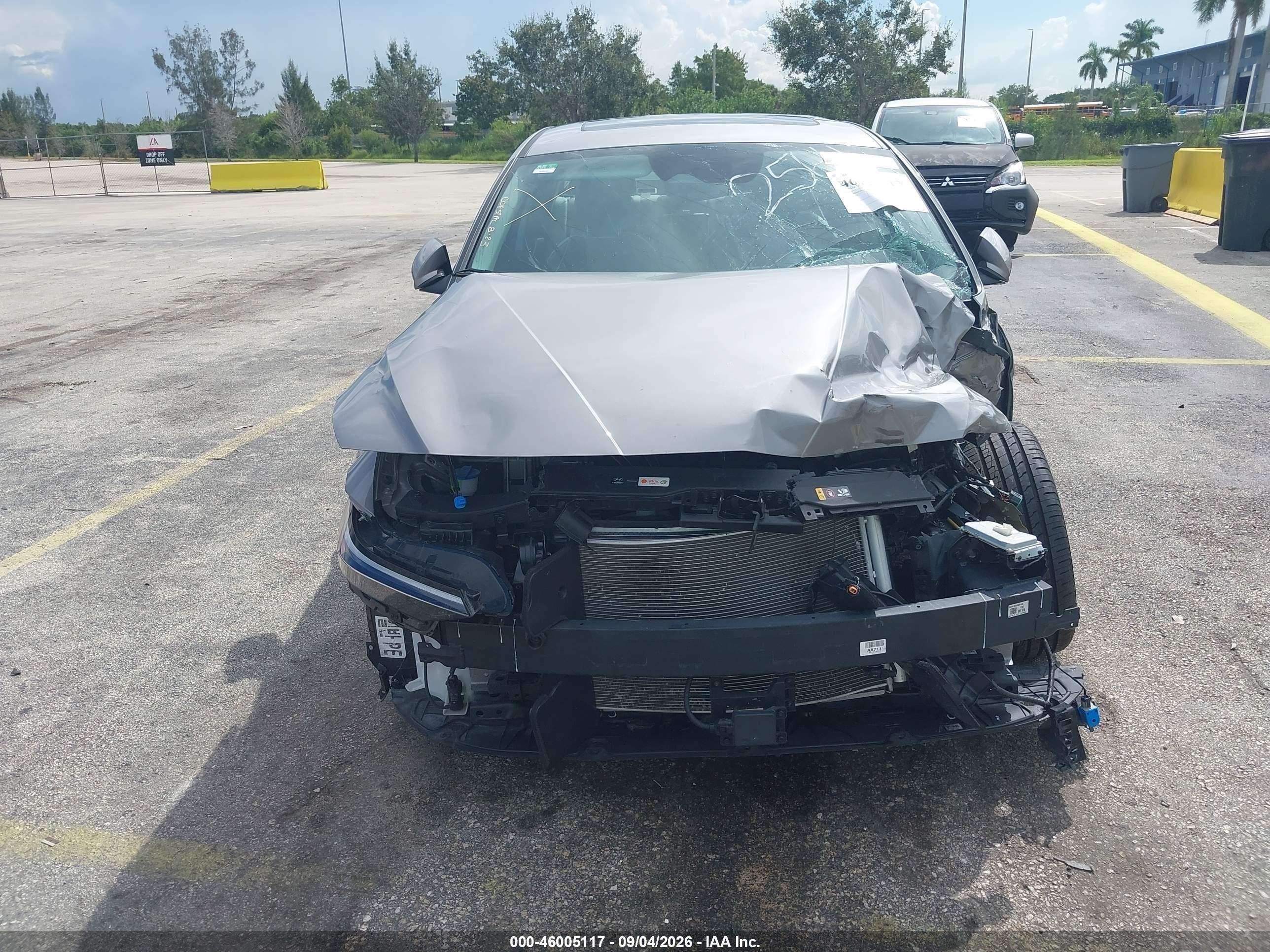 2025 Hyundai Elantra Limited Silver vin: KMHLP4DG9SU052564