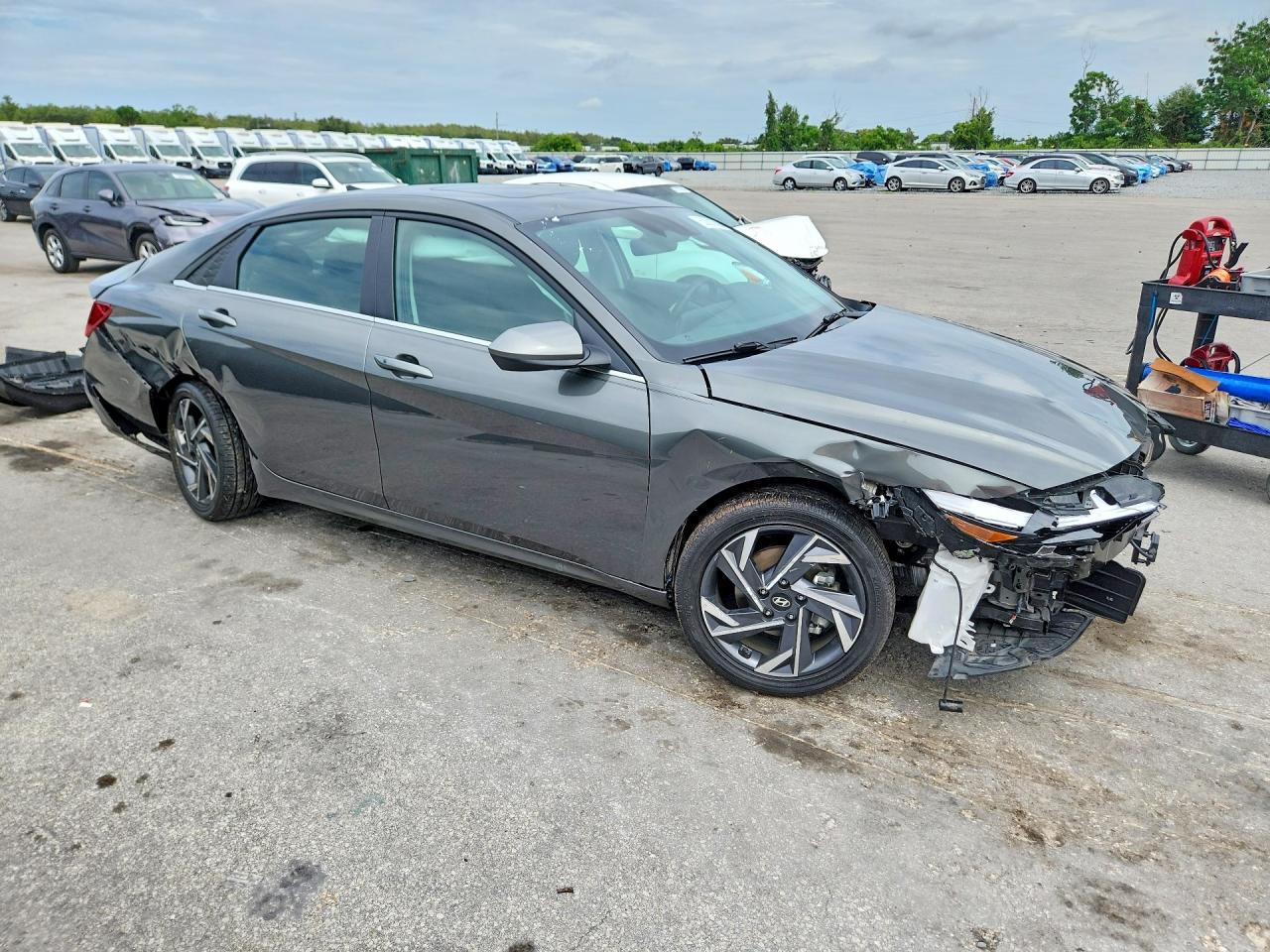 2025 Hyundai Elantra Sel Gray vin: KMHLS4DGXSU945549
