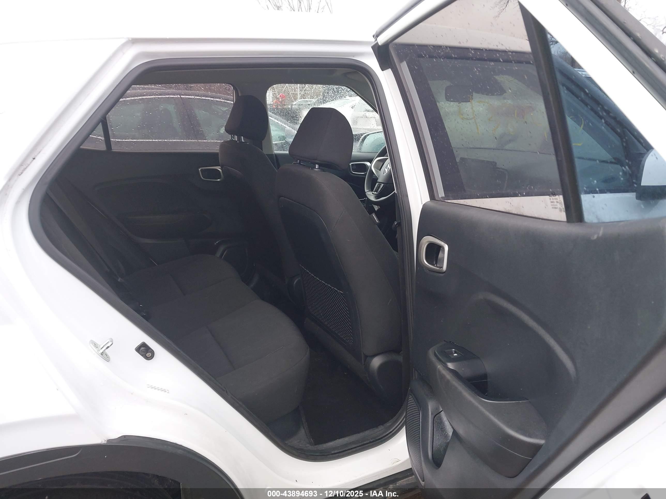 2021 Hyundai Venue Se White vin: KMHRB8A32MU098385