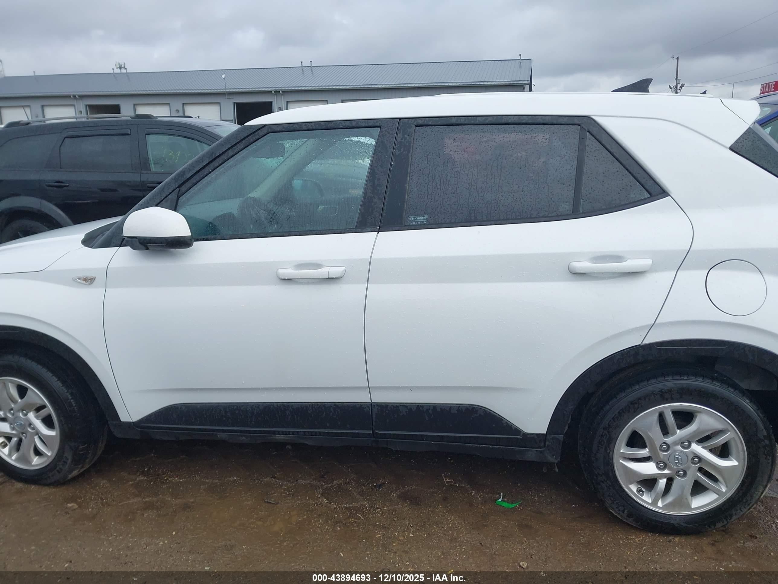 2021 Hyundai Venue Se White vin: KMHRB8A32MU098385