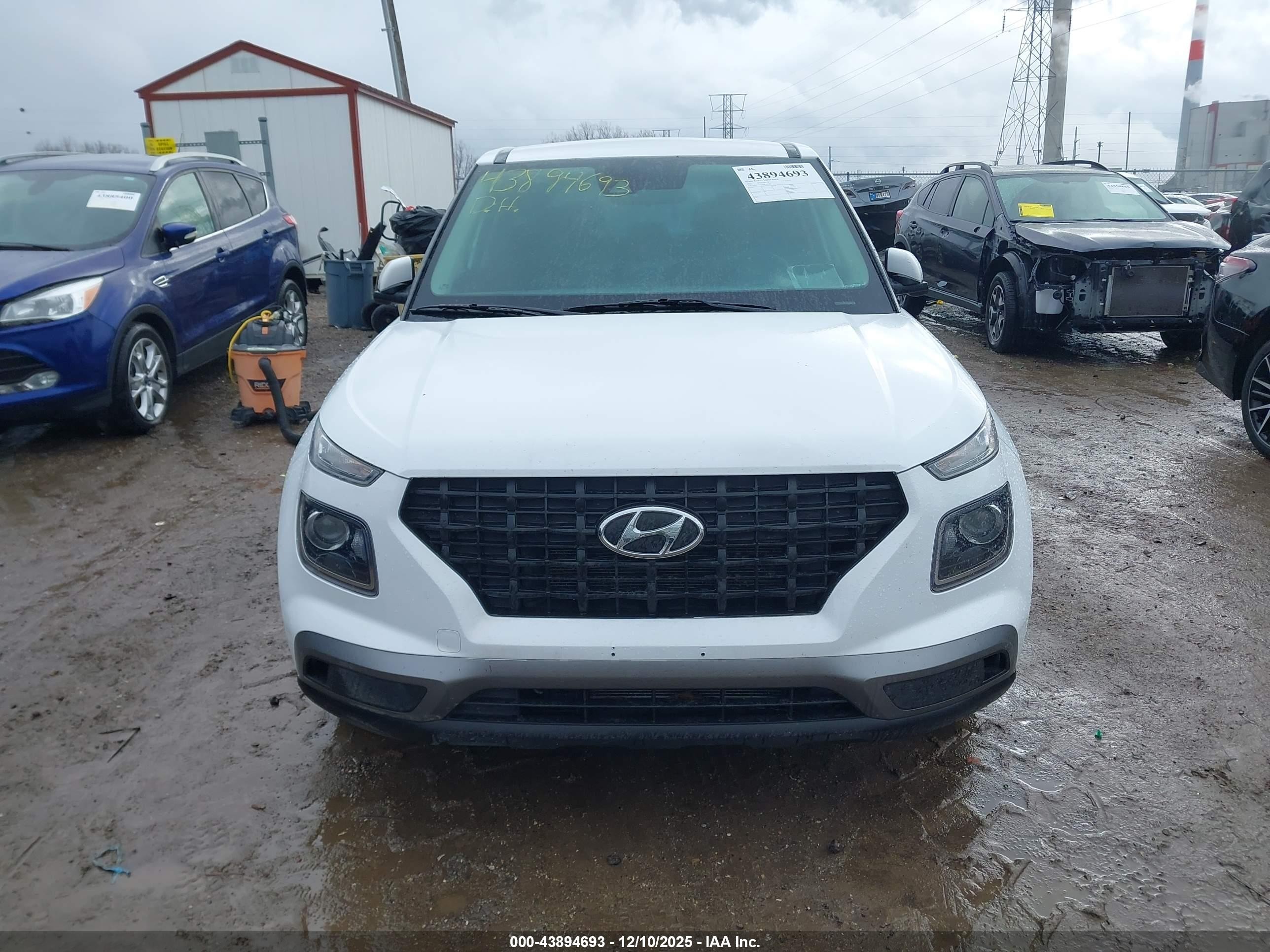 2021 Hyundai Venue Se White vin: KMHRB8A32MU098385