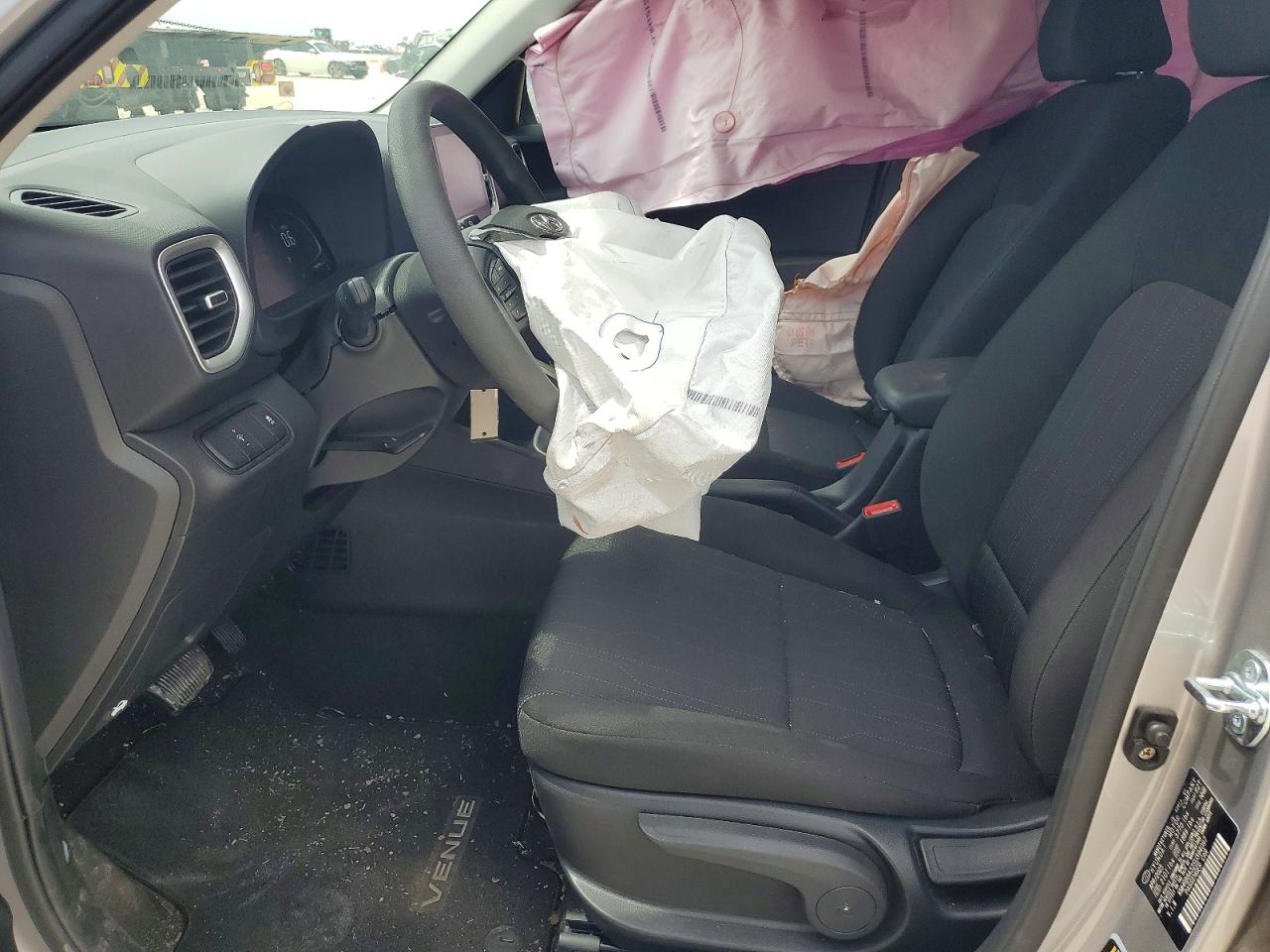 2025 Hyundai Venue Se Silver vin: KMHRB8A32SU394097