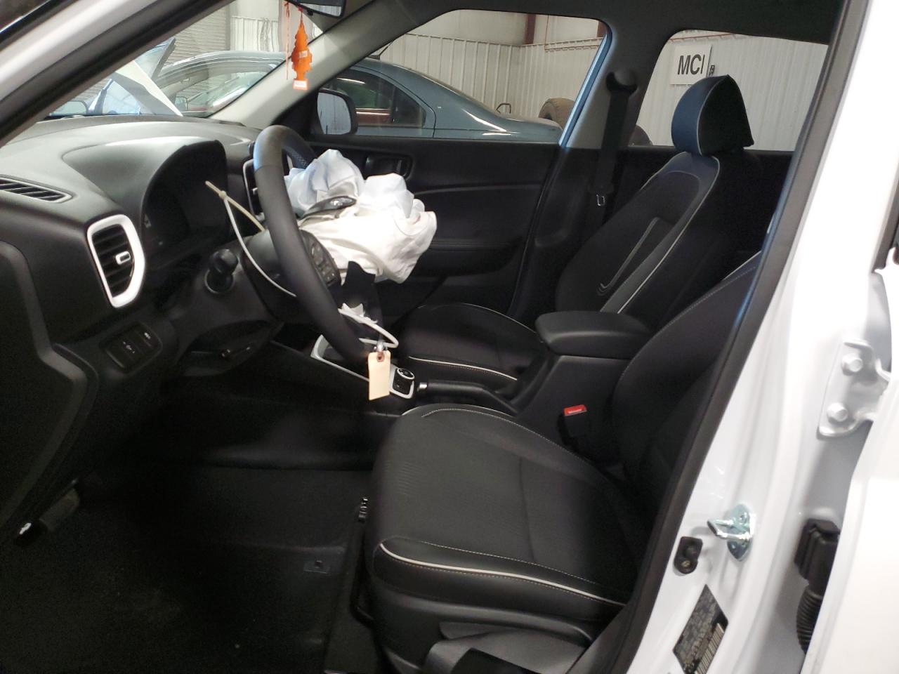 2025 Hyundai Venue Sel White vin: KMHRC8A30SU413808