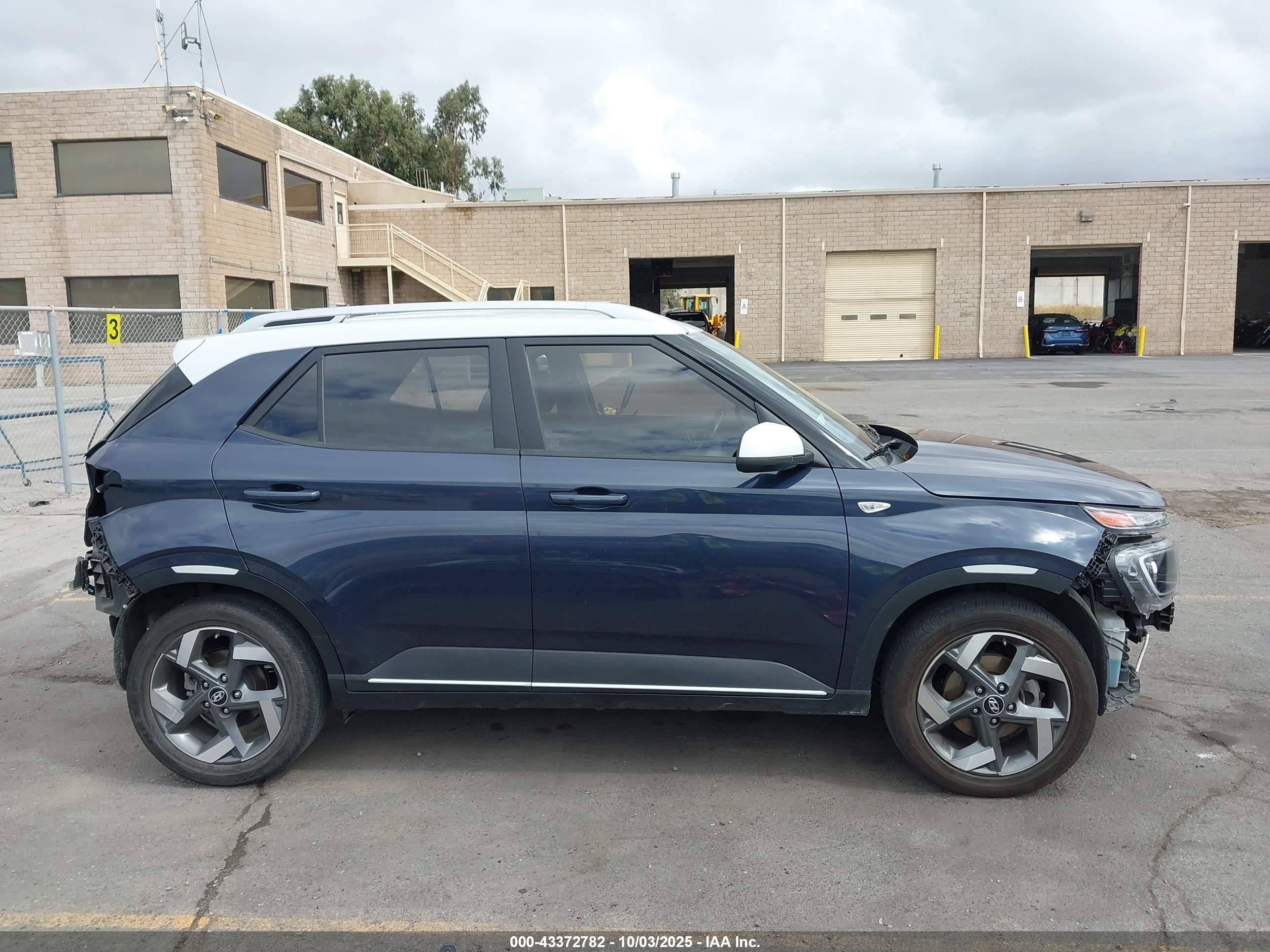 2022 Hyundai Venue Limited Blue vin: KMHRC8A32NU140438