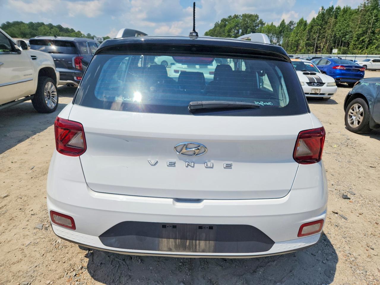 2023 Hyundai Venue Limited White vin: KMHRC8A34PU235361