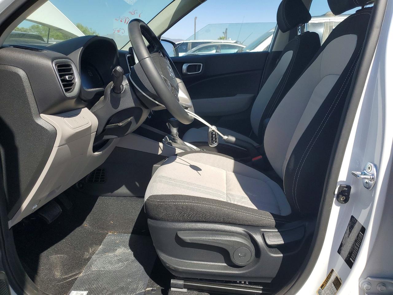 2025 Hyundai Venue Sel White vin: KMHRC8A34SU413116