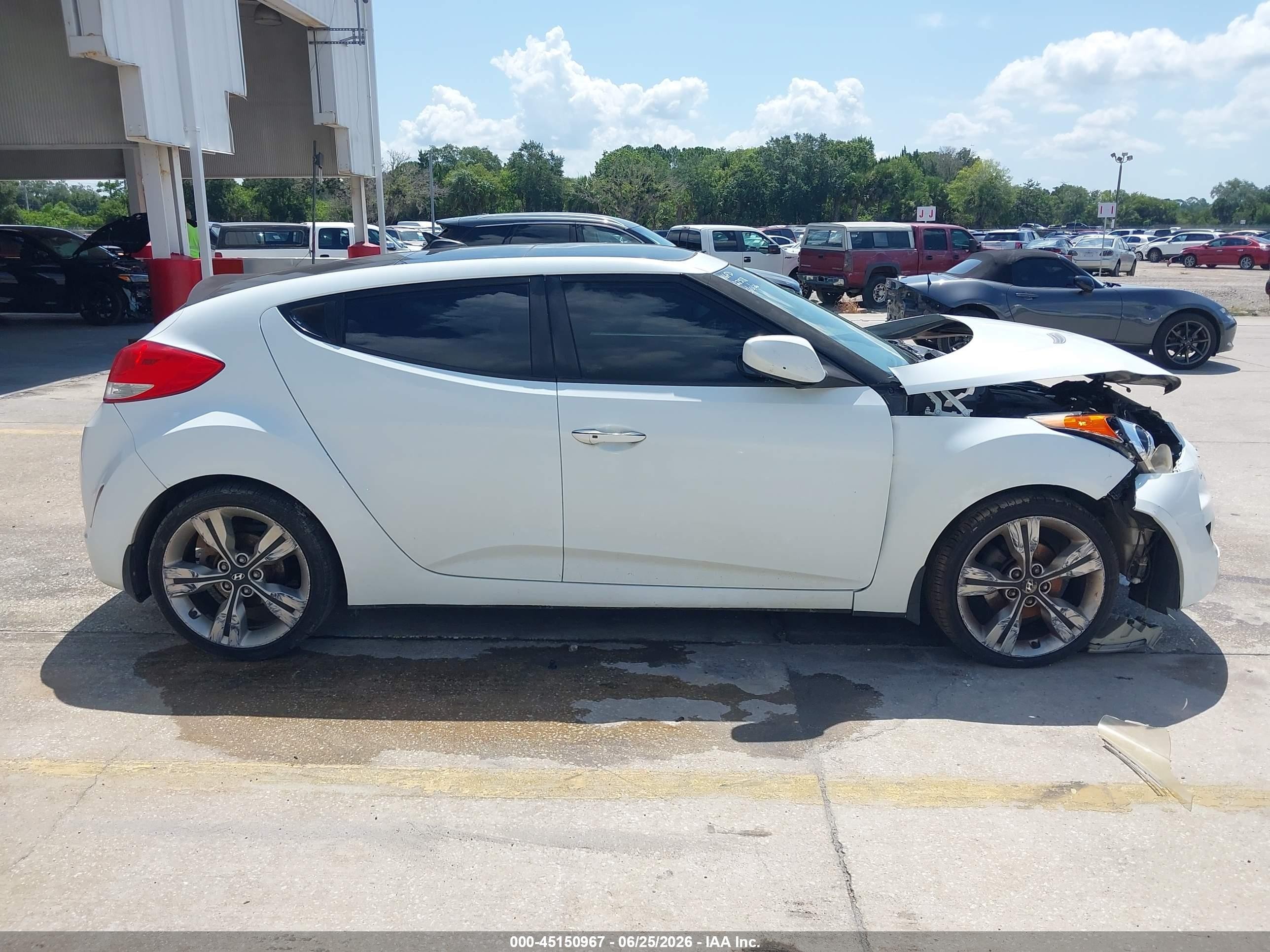 2012 Hyundai Veloster Base W/red/black White vin: KMHTC6AD0CU061107