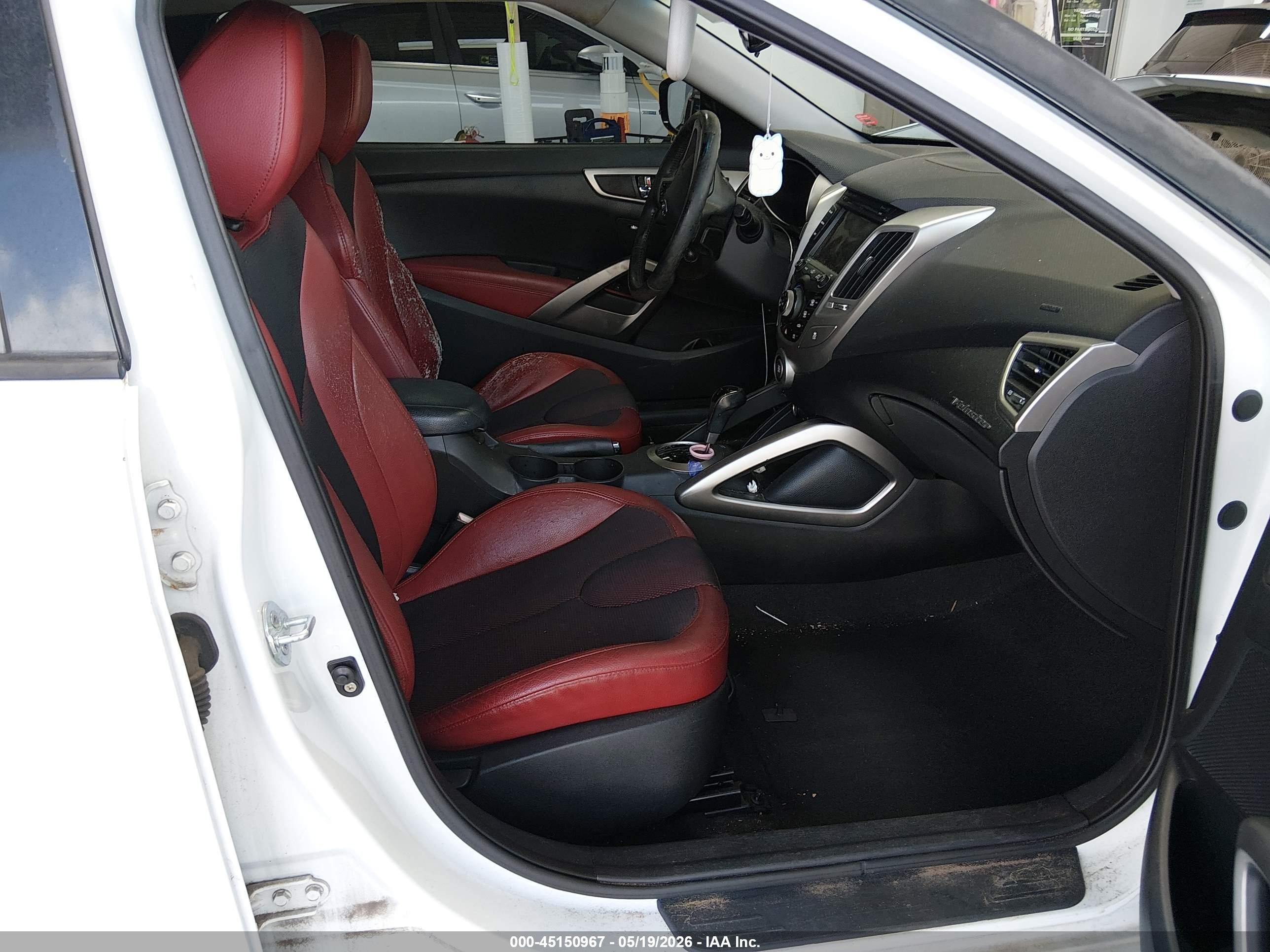 2012 Hyundai Veloster Base W/red/black White vin: KMHTC6AD0CU061107