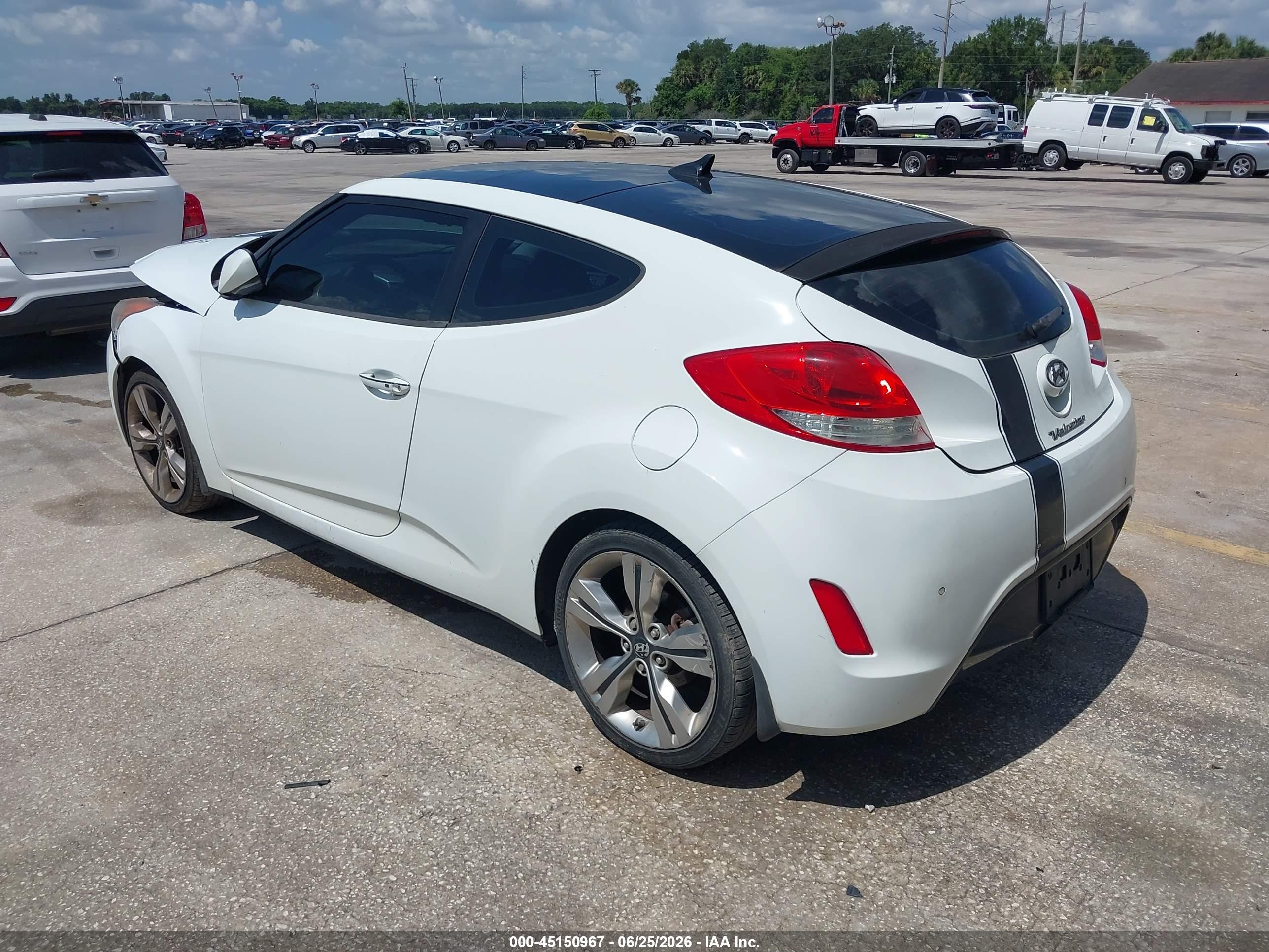 2012 Hyundai Veloster Base W/red/black White vin: KMHTC6AD0CU061107