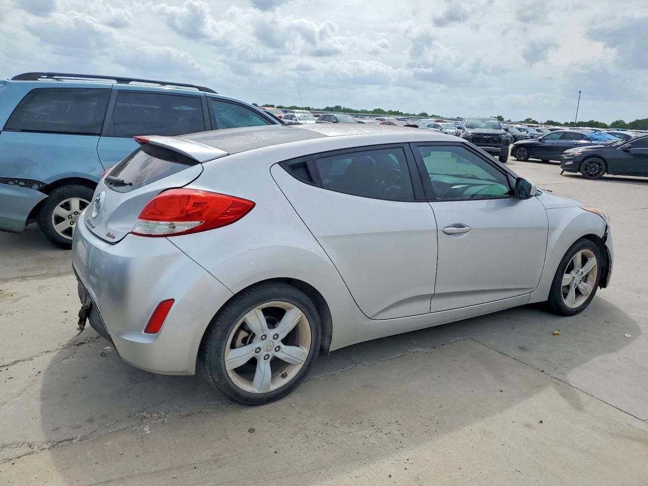2013 Hyundai Veloster Base Silver vin: KMHTC6AD0DU117838