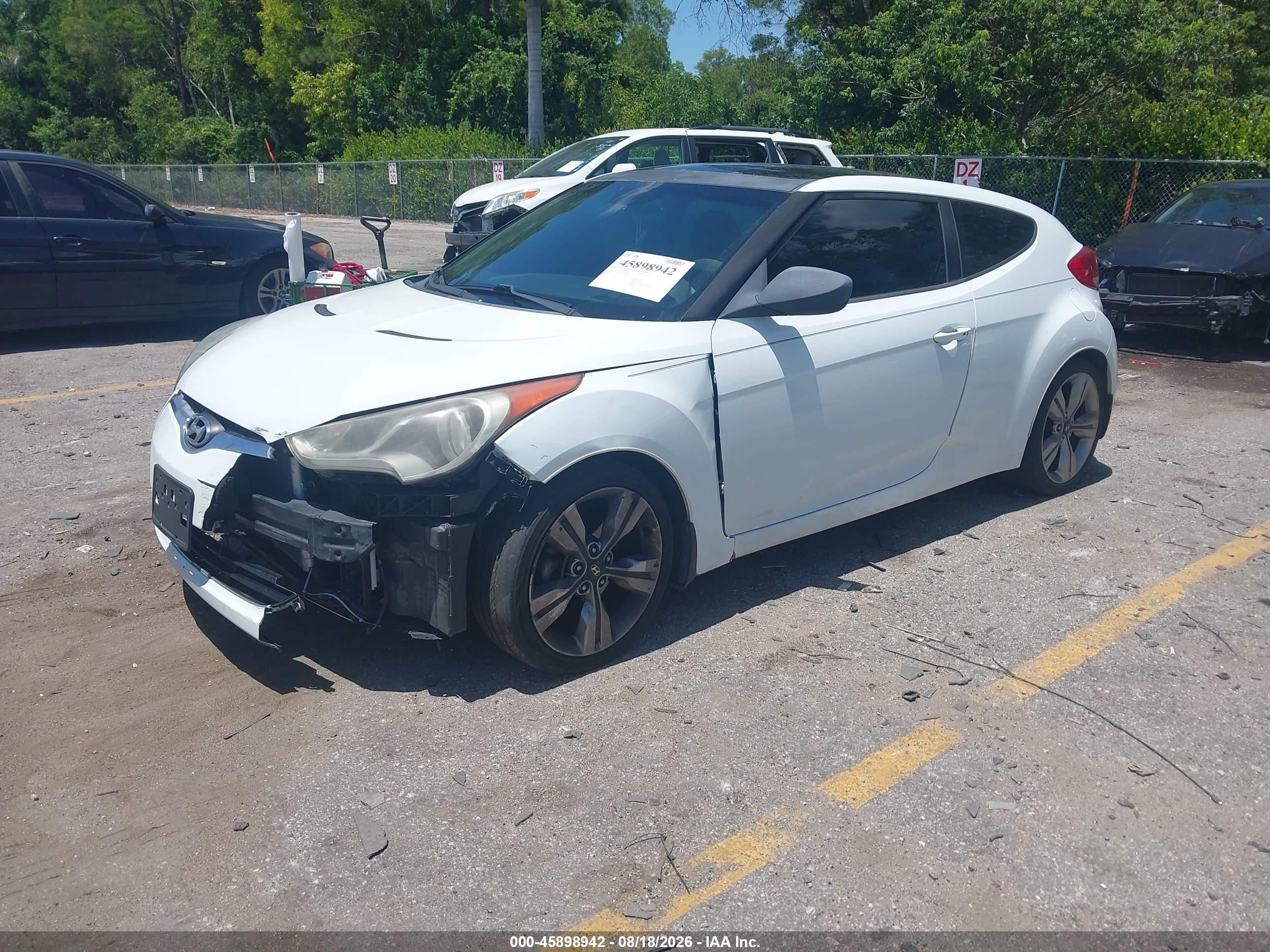 2013 Hyundai Veloster Base W/black White vin: KMHTC6AD0DU122098