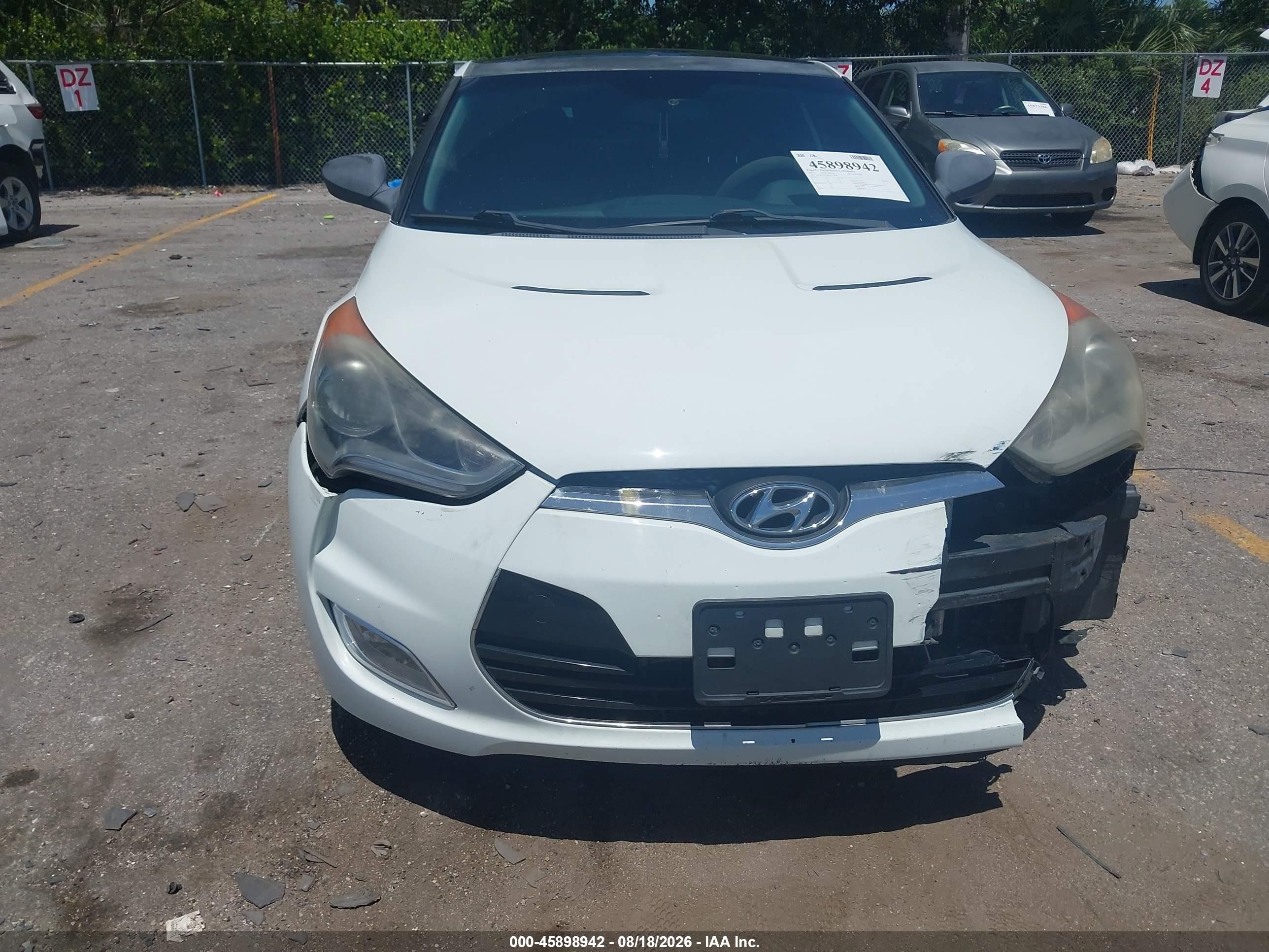 2013 Hyundai Veloster Base W/black White vin: KMHTC6AD0DU122098