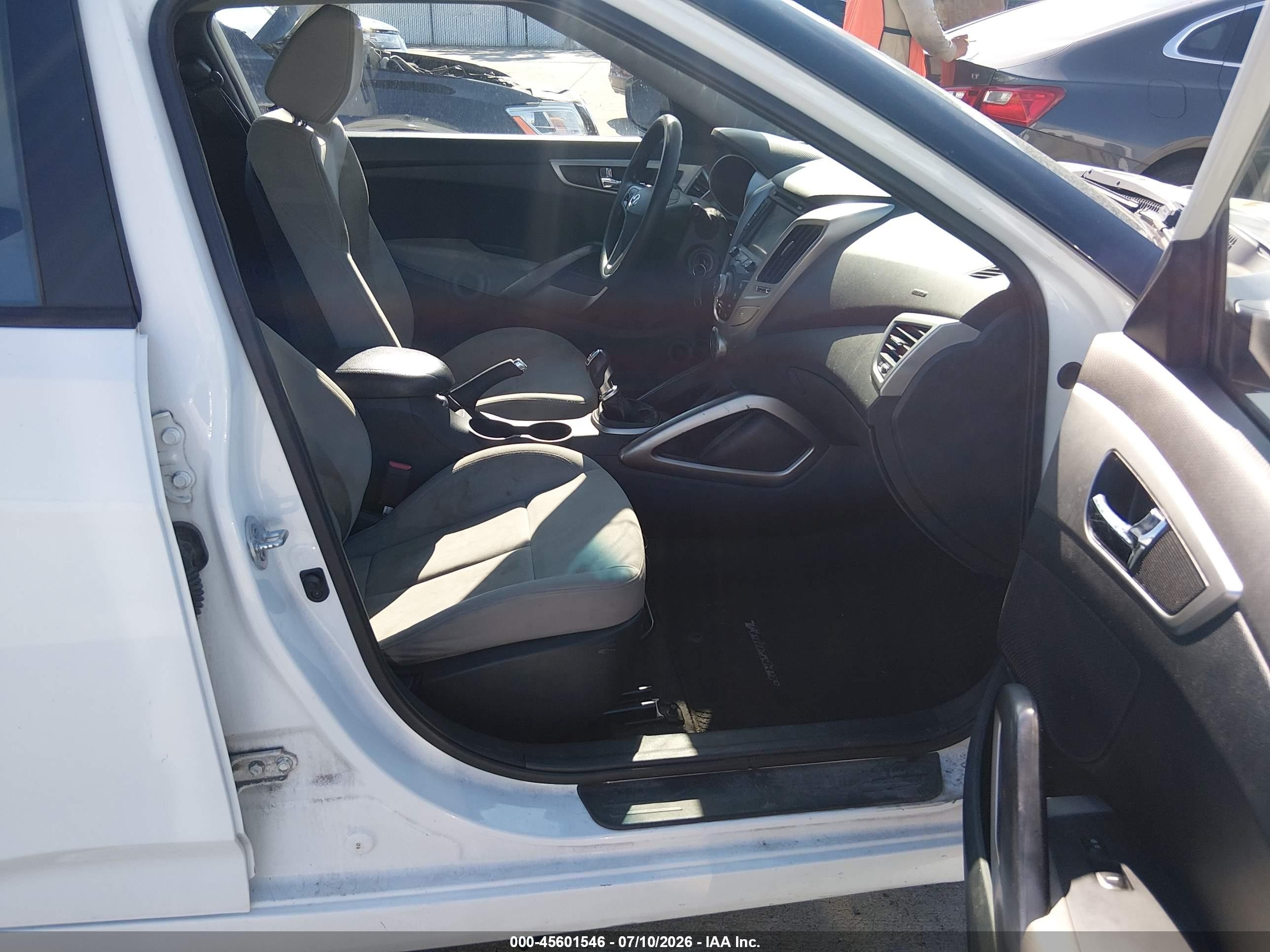 2013 Hyundai Veloster Base W/gray White vin: KMHTC6AD0DU130198