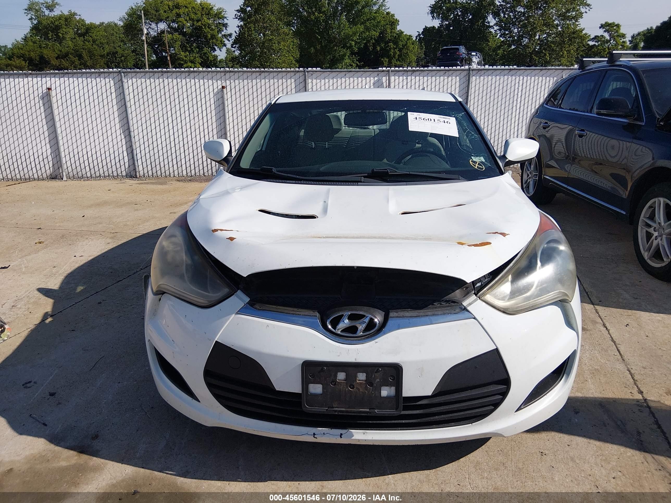 2013 Hyundai Veloster Base W/gray White vin: KMHTC6AD0DU130198