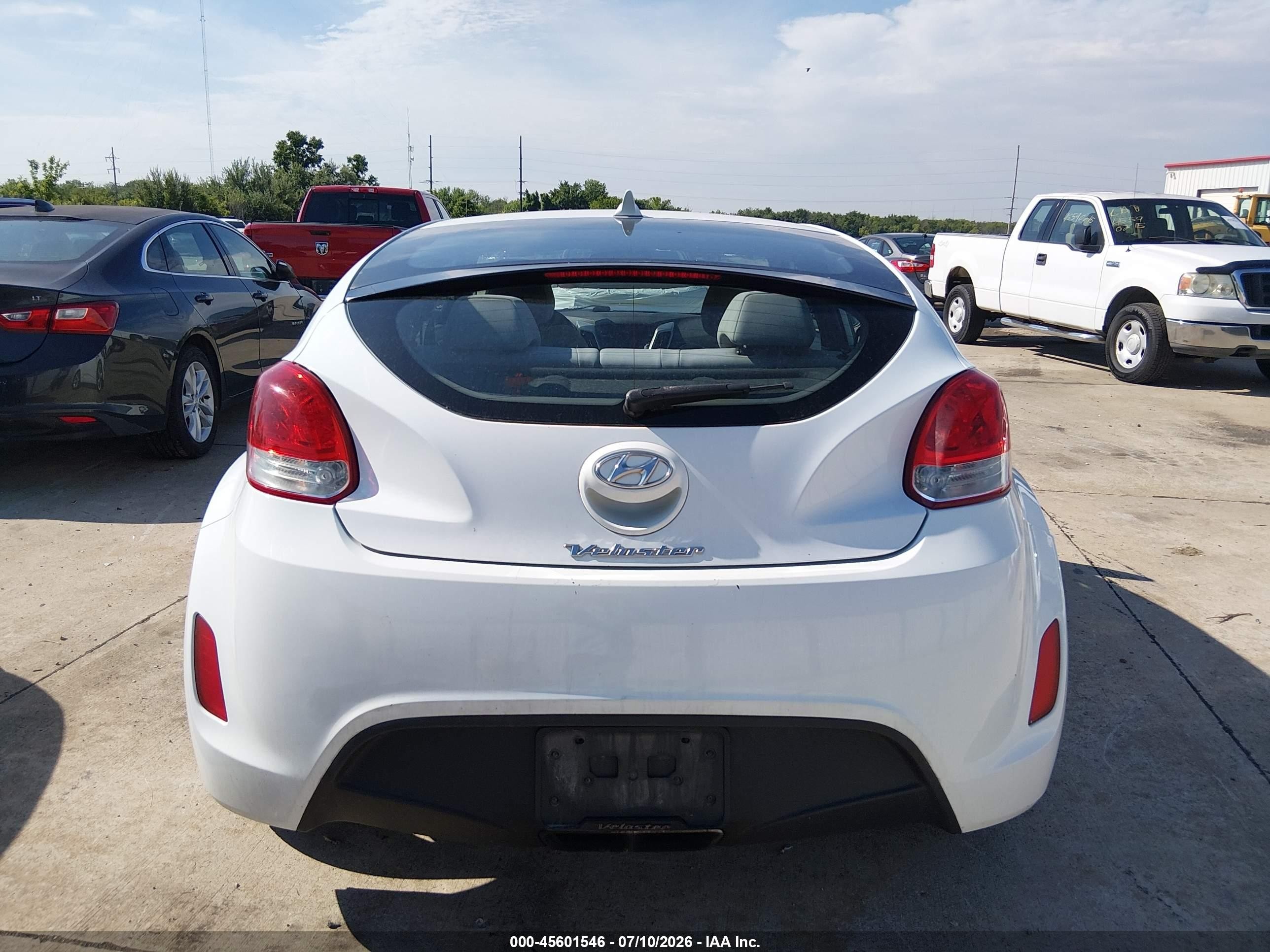 2013 Hyundai Veloster Base W/gray White vin: KMHTC6AD0DU130198
