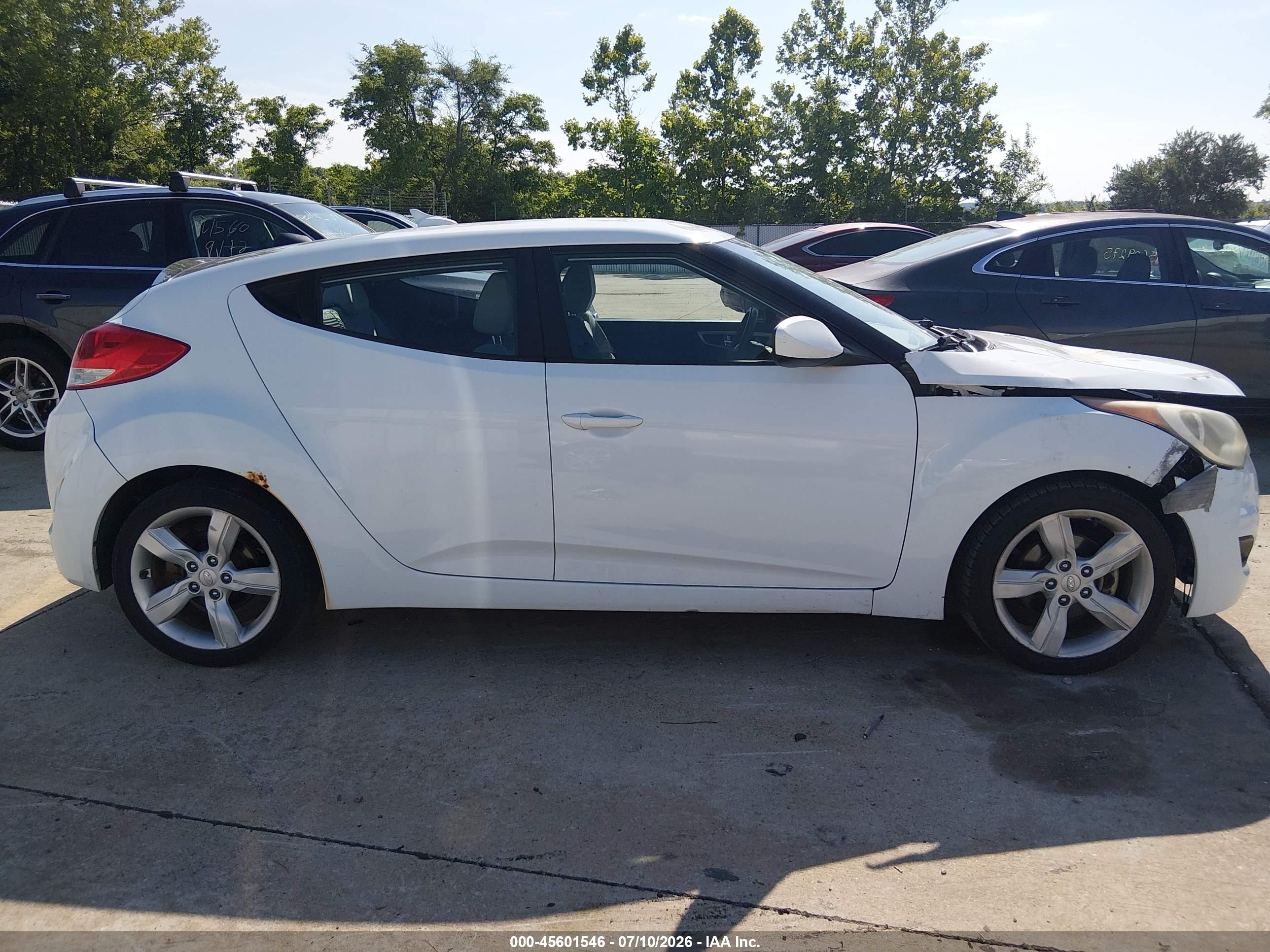 2013 Hyundai Veloster Base W/gray White vin: KMHTC6AD0DU130198