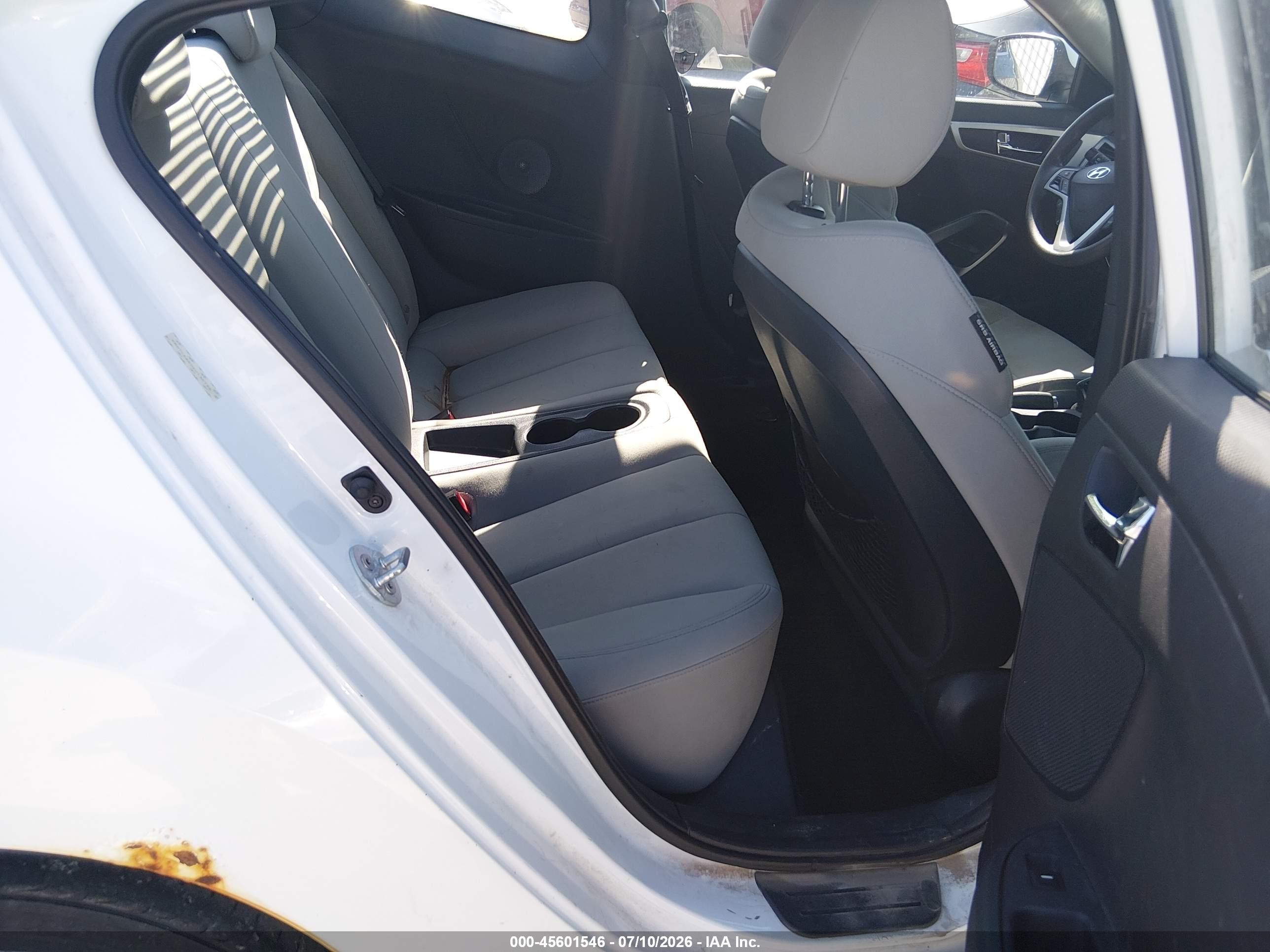 2013 Hyundai Veloster Base W/gray White vin: KMHTC6AD0DU130198