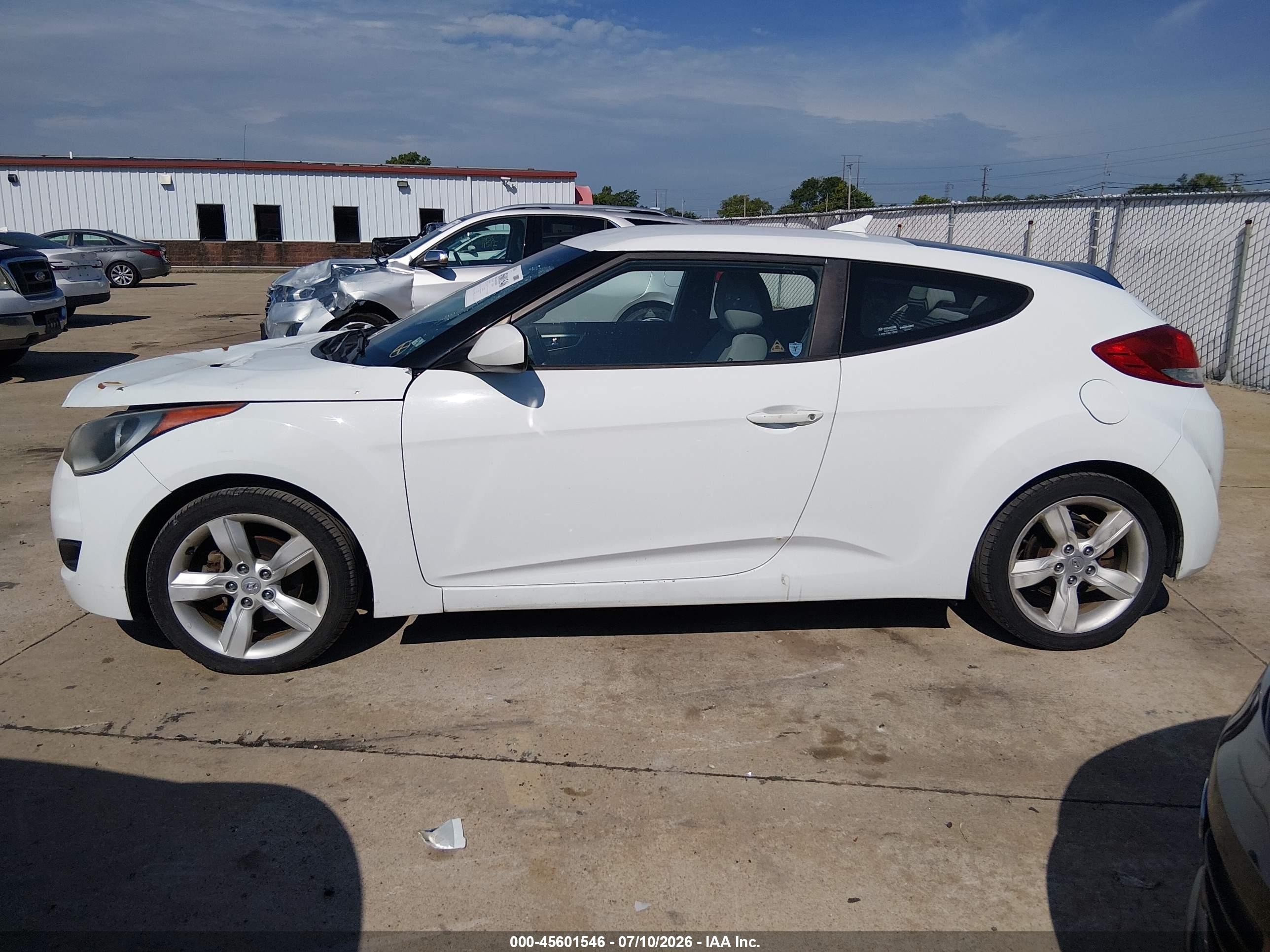 2013 Hyundai Veloster Base W/gray White vin: KMHTC6AD0DU130198