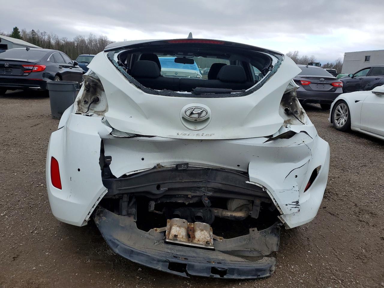 2014 Hyundai Veloster Base White vin: KMHTC6AD0EU182609