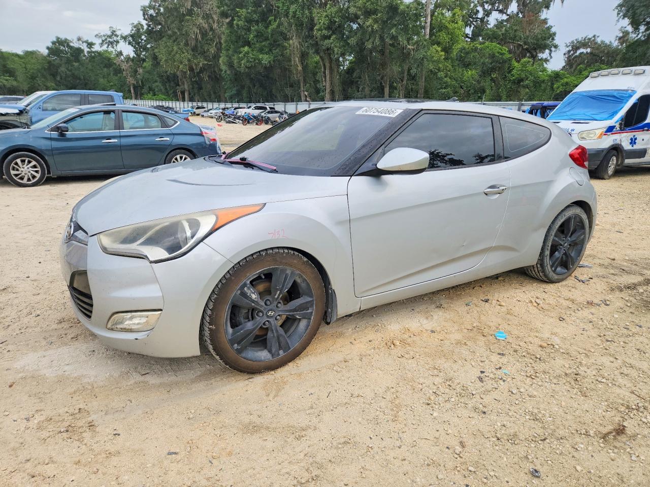 2014 Hyundai Veloster Base Серебряный vin: KMHTC6AD0EU194940
