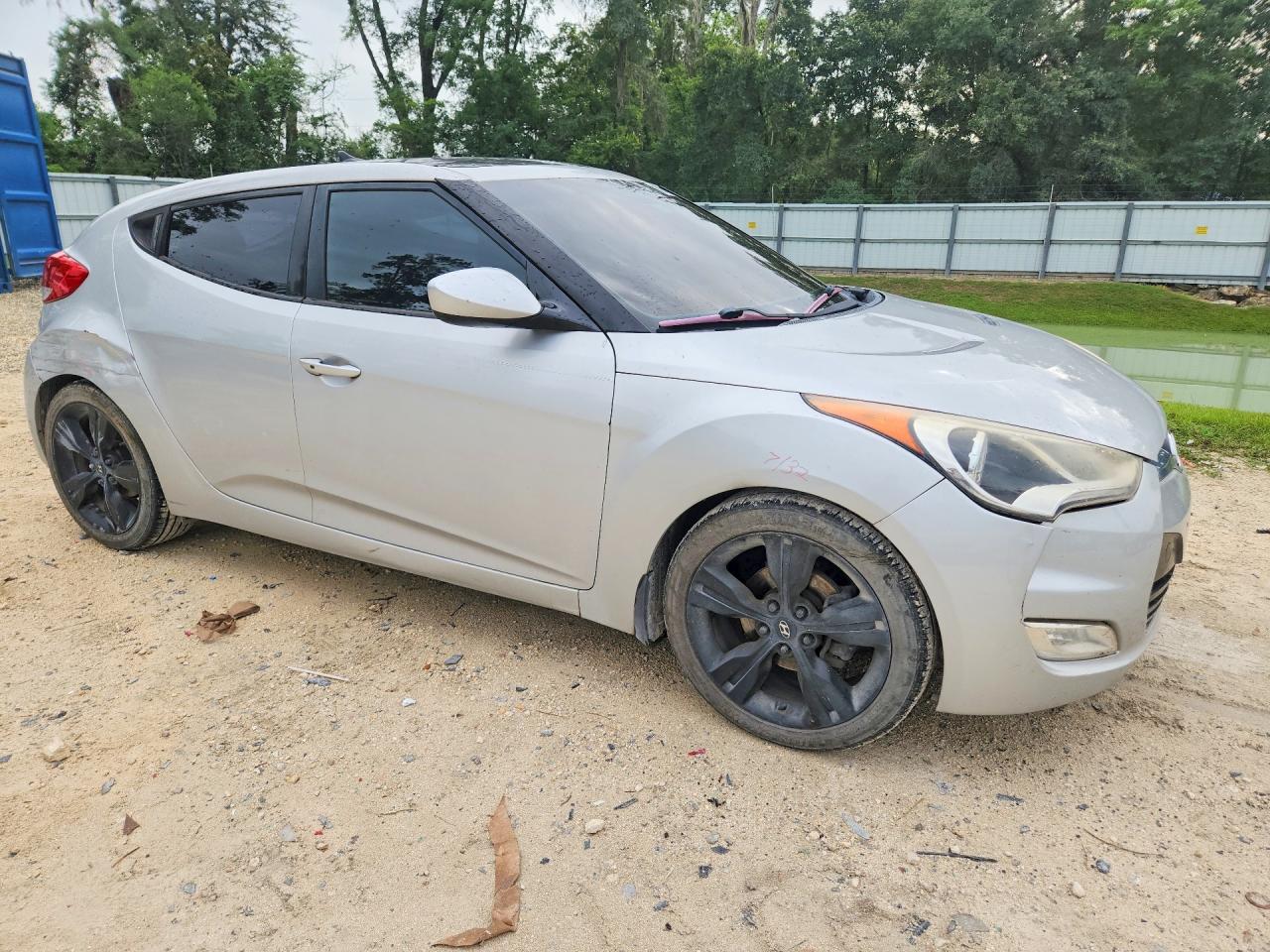 2014 Hyundai Veloster Base Серебряный vin: KMHTC6AD0EU194940