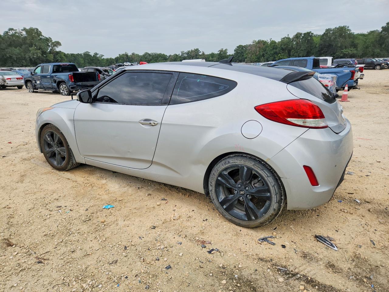 2014 Hyundai Veloster Base Серебряный vin: KMHTC6AD0EU194940
